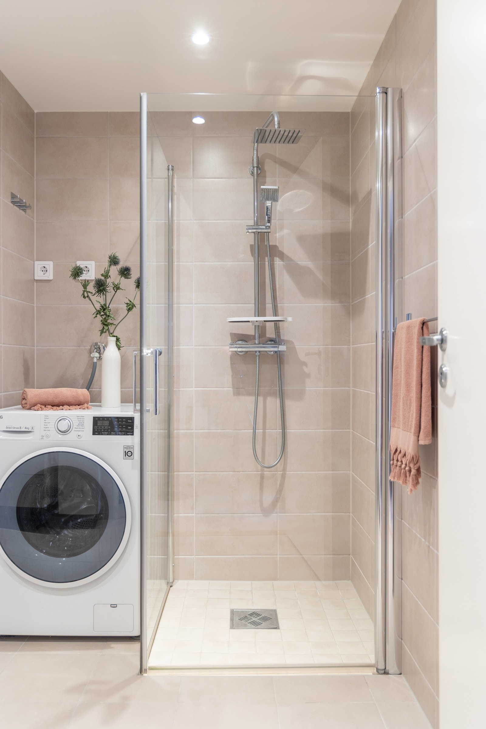 Leilighetens baderom er helfliset med pene, keramiske fliser på gulv og vegger, og mosaikkfliset i dusjsonen. Galleribilde