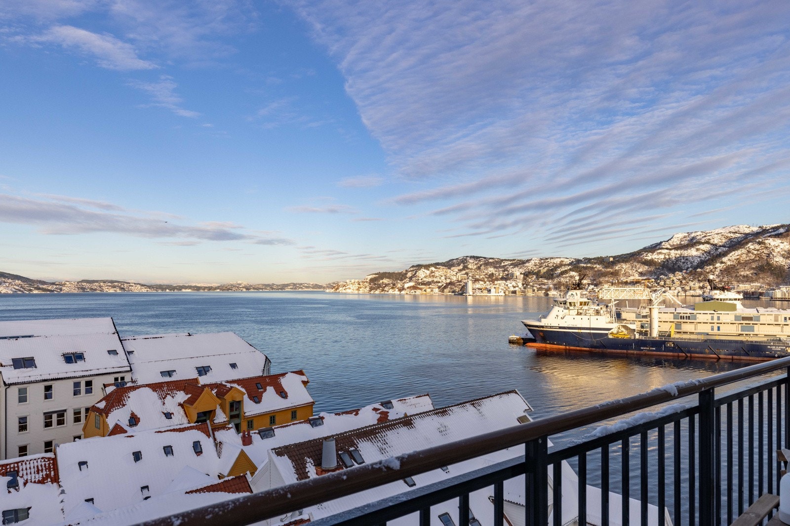 Det er maritimt og naturskjønt med lukten av sjø og synet av båter som glir forbi skaper en dynamisk utsikt. Galleribilde