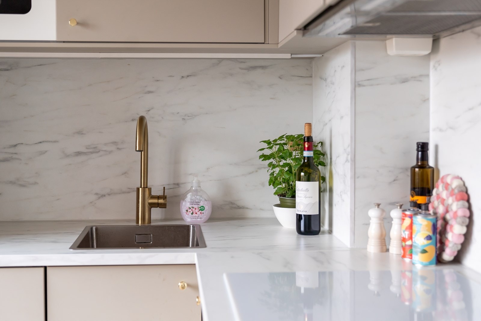 Separat kjøkken, med moderne og praktisk innredning fra 23/24. Galleribilde