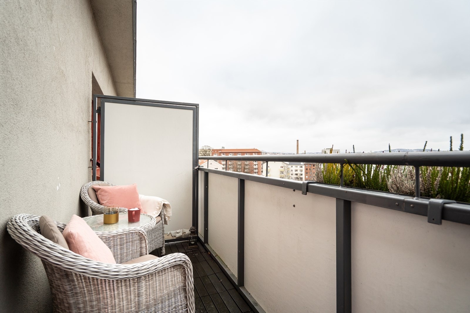 På balkongen kan du innrede med sittegruppe, hvor du kan nyte utsikten ut over byen. Galleribilde