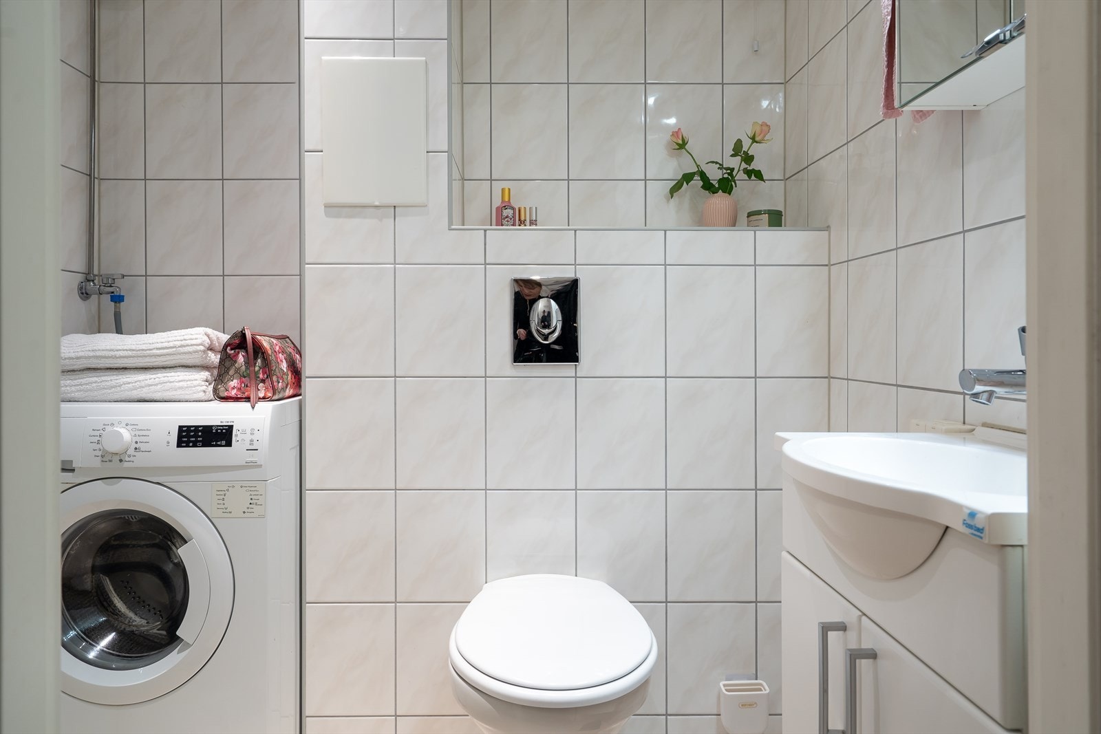 Tidløst flislagt bad med opplegg til vaskemaskin, pusset opp i regi av borettslaget i 2013. Galleribilde