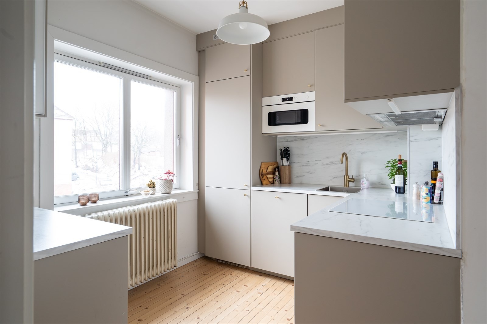 Kjøkkenet er utstyrt med en slitesterk laminat benkeplate med nedfelt kum i rustfritt stål og laminerte, marmorlignende plater. Galleribilde