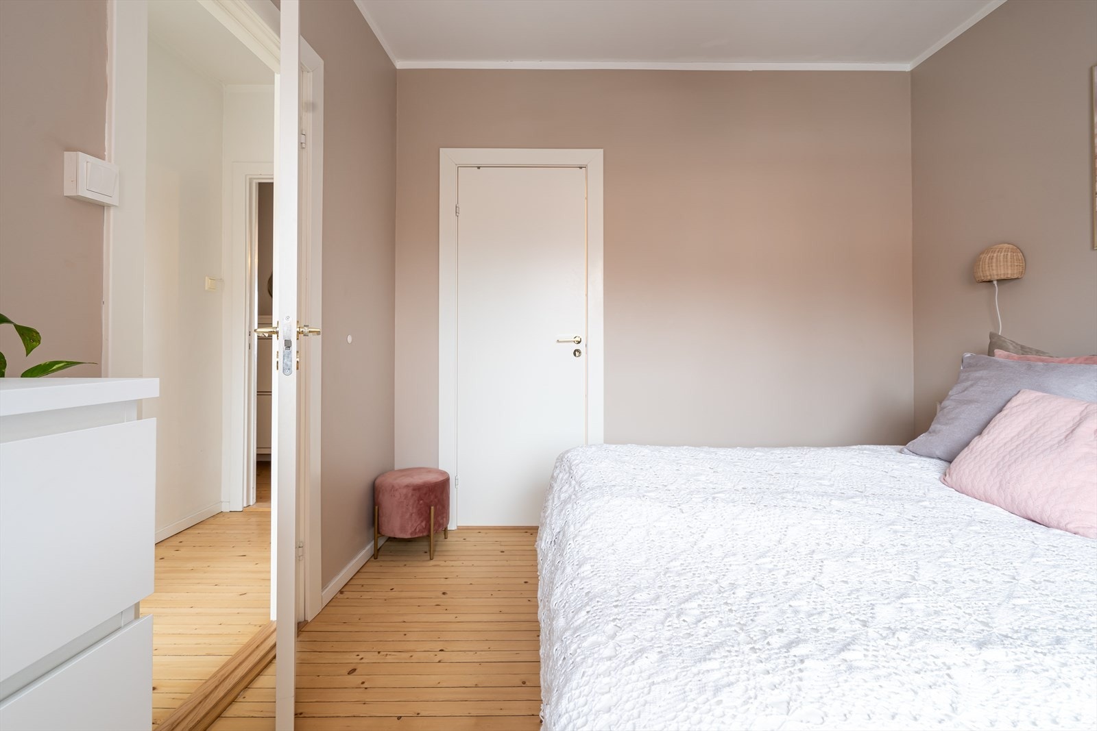 Fra soverommet har du adkomst til praktisk garderoberom. Galleribilde