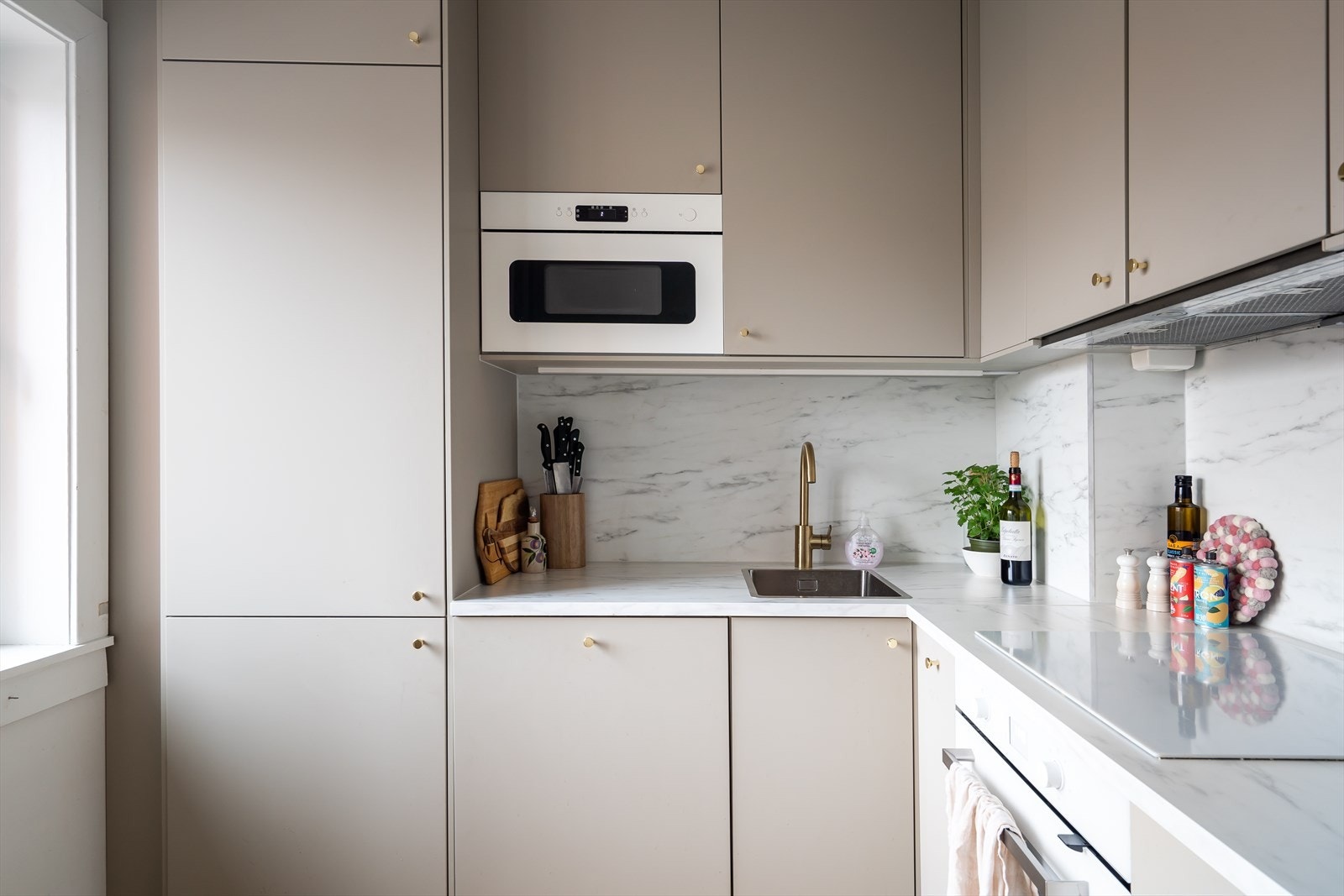 Nytt kjøkken fra 2023/2024, med takhøy innredning fra IKEA. Glatte folierte fronter som gir et stilrent og moderne uttrykk. Galleribilde