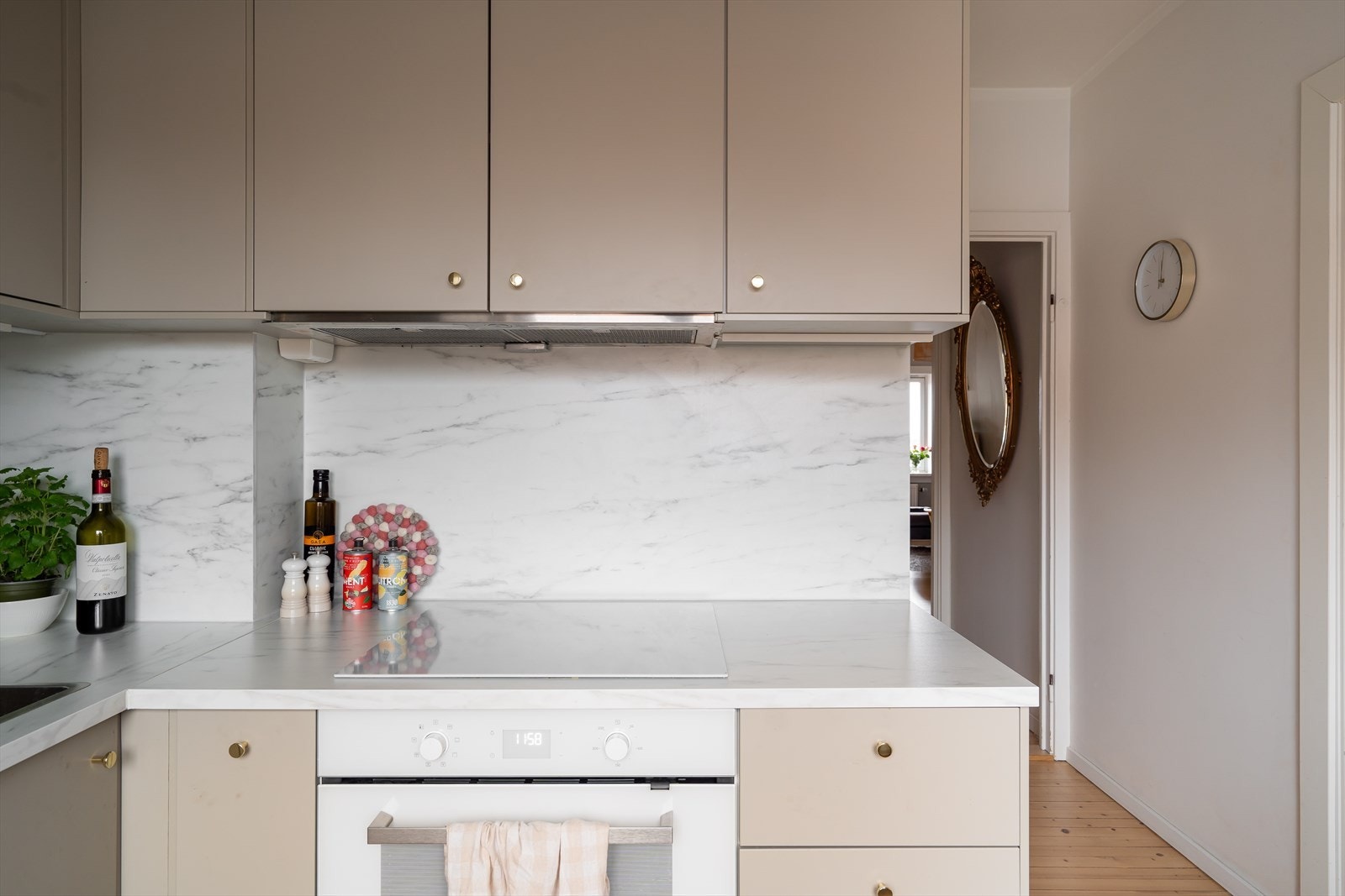 Komfyrvakt og aquastop med lekkasjevarsler, gjør kjøkkenet både funksjonelt og trygt. Galleribilde