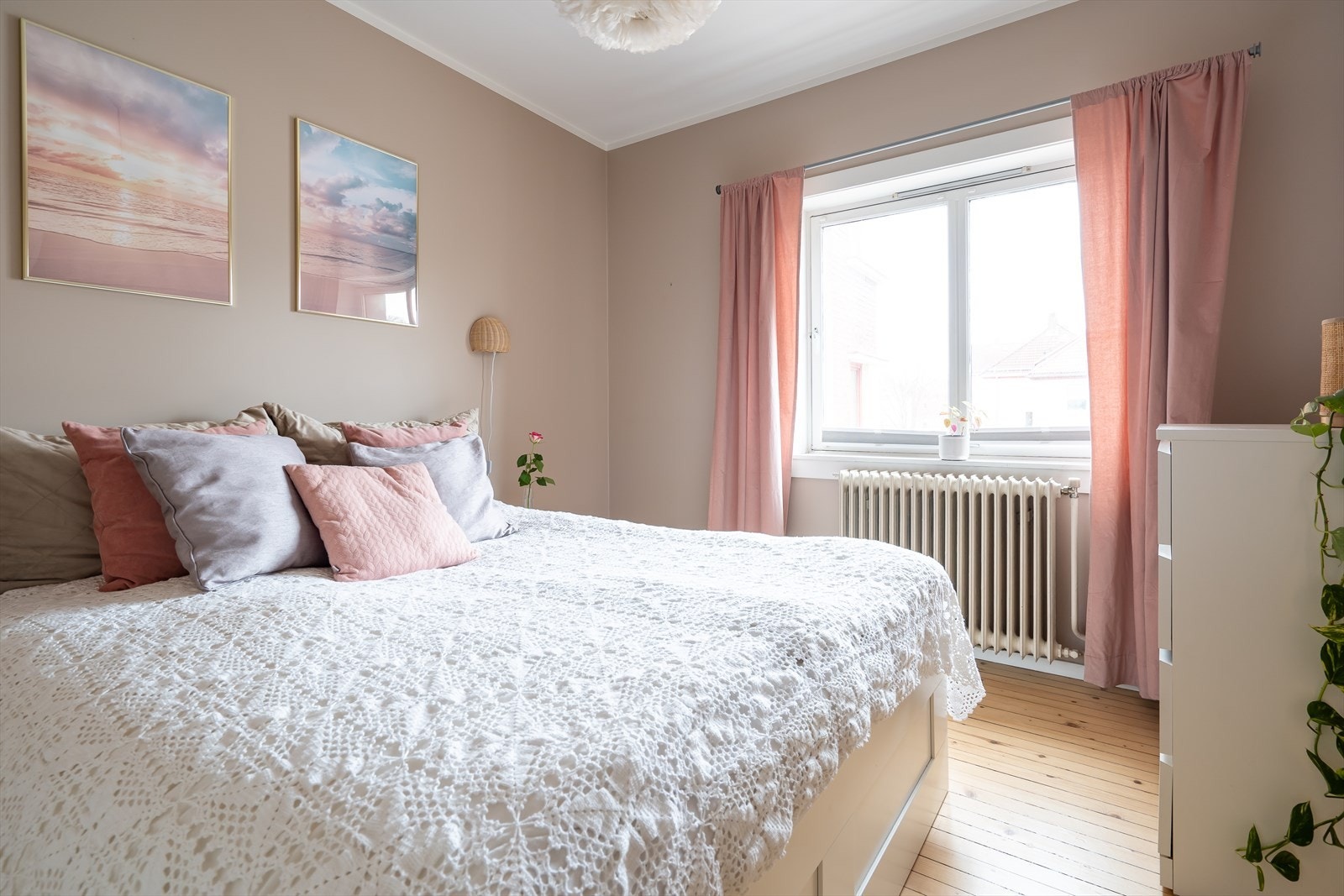 Hyggelig og romslig soverom med god plass til bred dobbeltseng med tilhørende møblement. Galleribilde