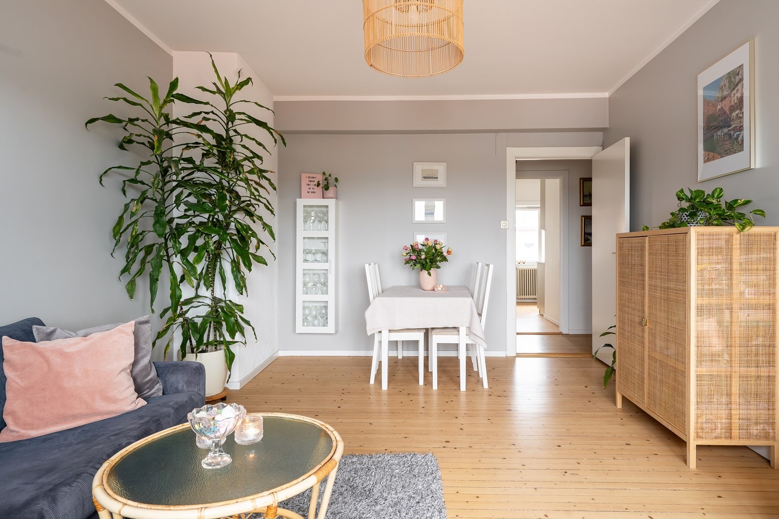 Leiligheten har gjennomgående løsning med flotte originale tregulv. Galleribilde