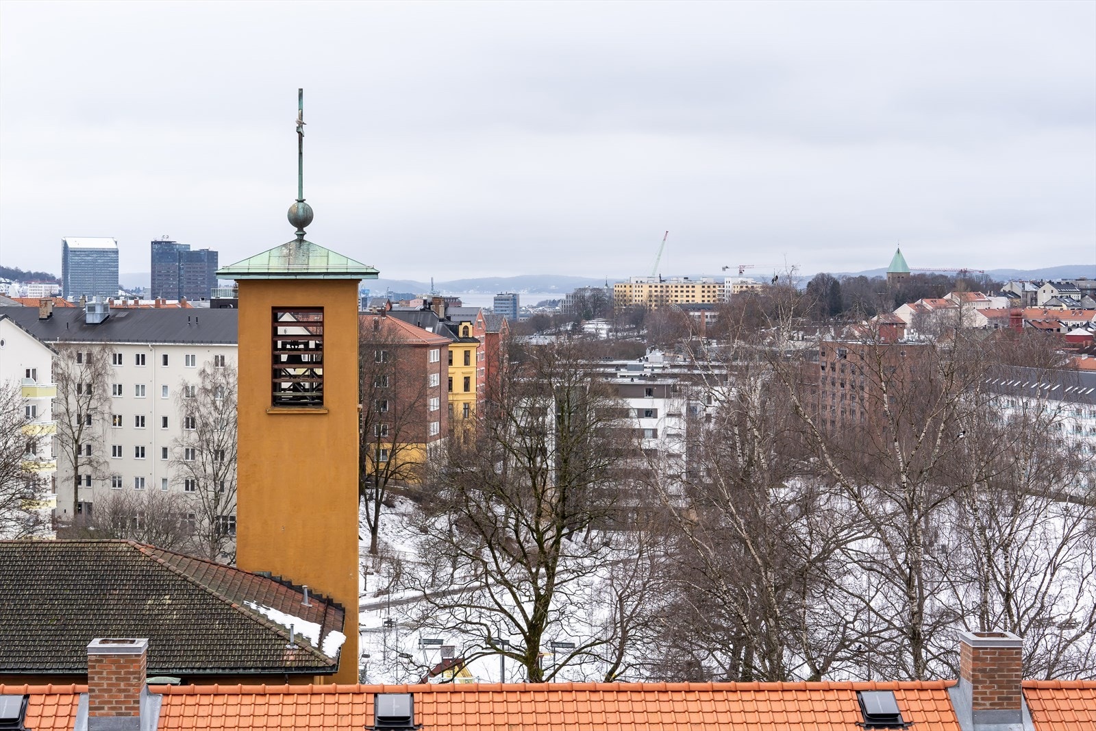 Fra balkongen har vidstrakt utsyn over byen, og bakerst kan du skimte Oslofjorden. Galleribilde