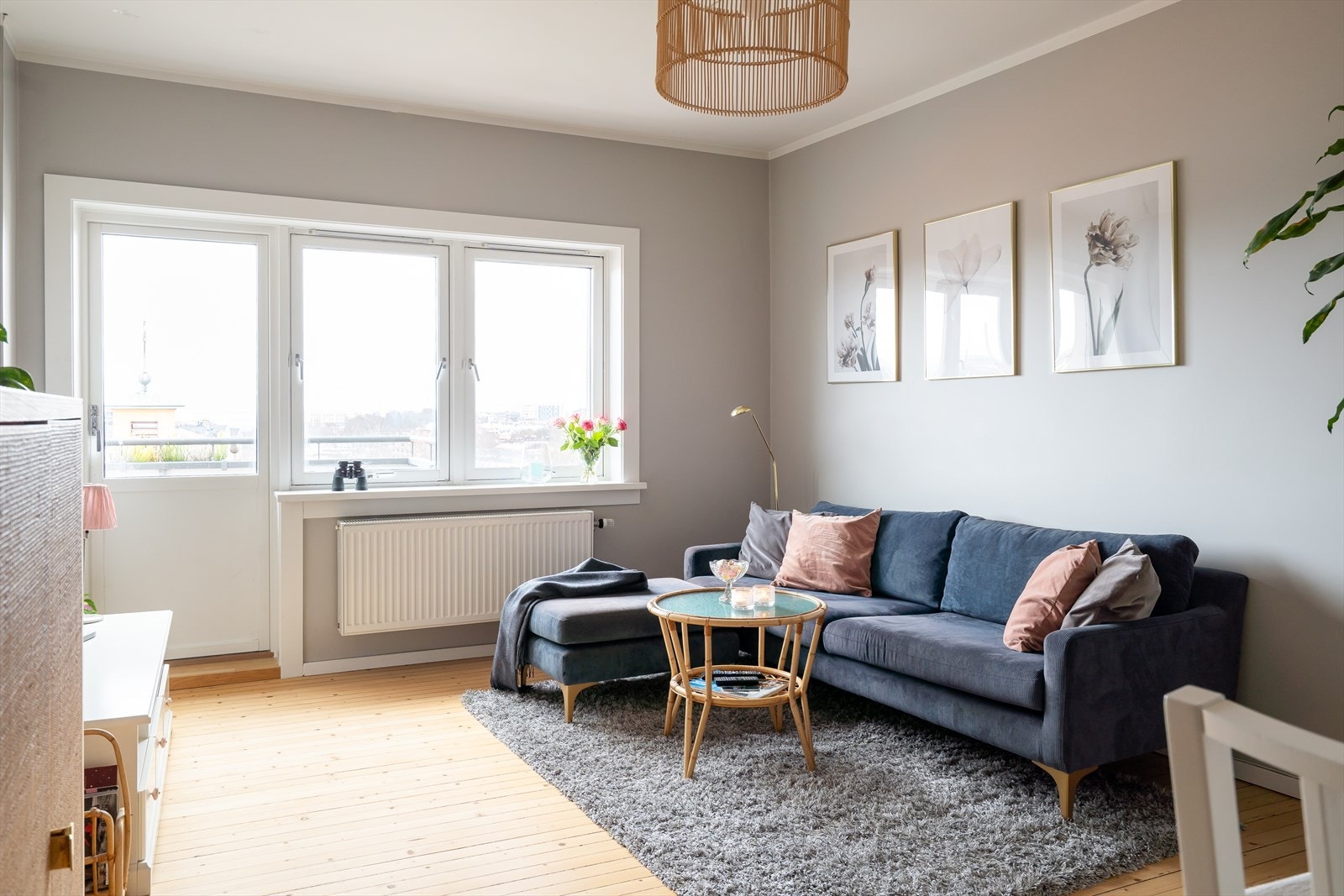 Stueområdet er svært romslig med lyse fargevalg, samt store vindusflater som gir en god romfølelse. Galleribilde