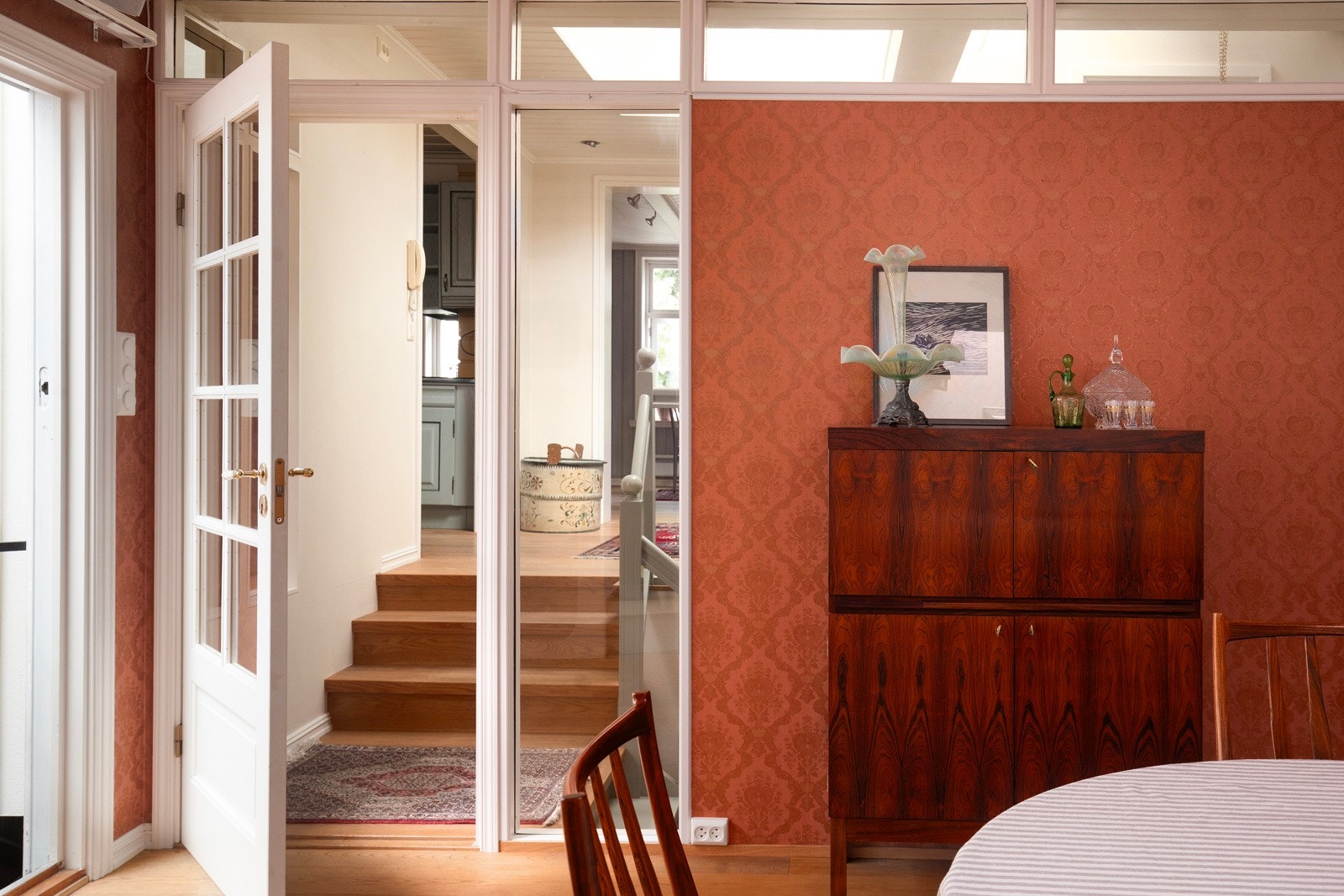 Trapp opp fra spisestuen til kjøkkenet. Galleribilde