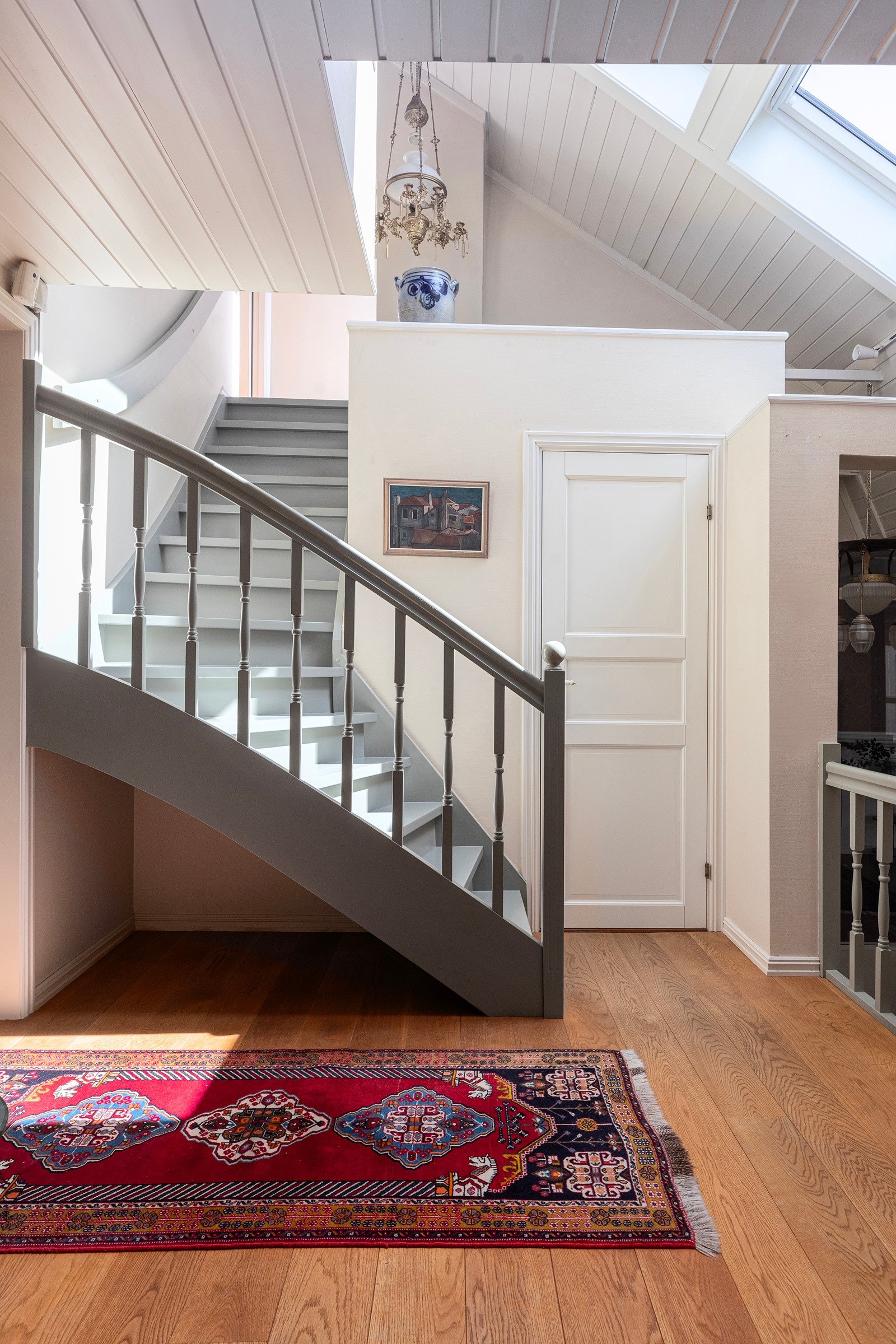 Trapp mellom 2. etasje og loft med overlys. Galleribilde