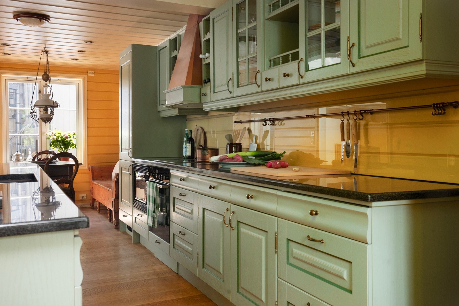 Heltrekjøkken med benkeplater i stein. Galleribilde