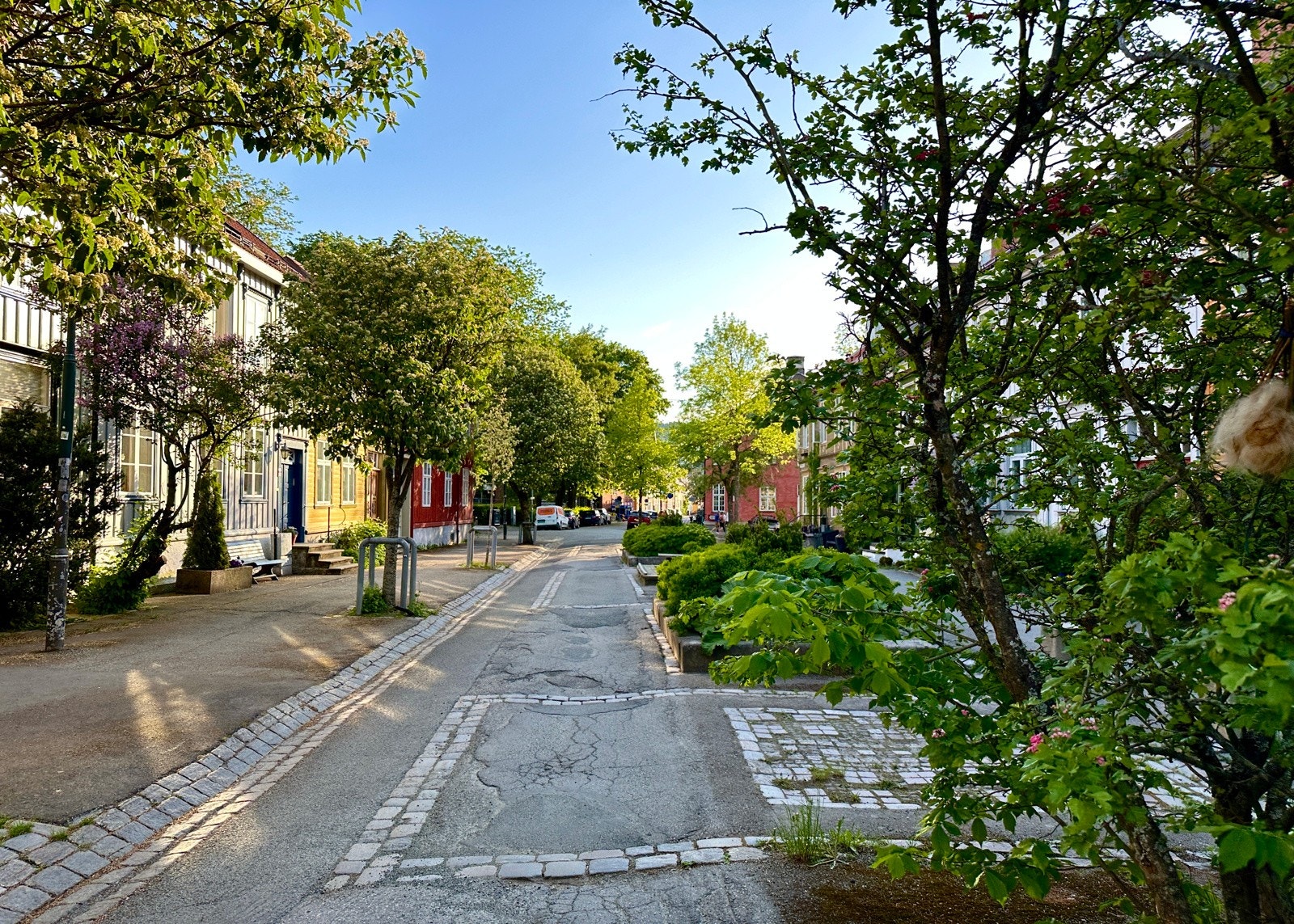 Gården ligger i stille sone med et hyggelig gatetun i front. Galleribilde