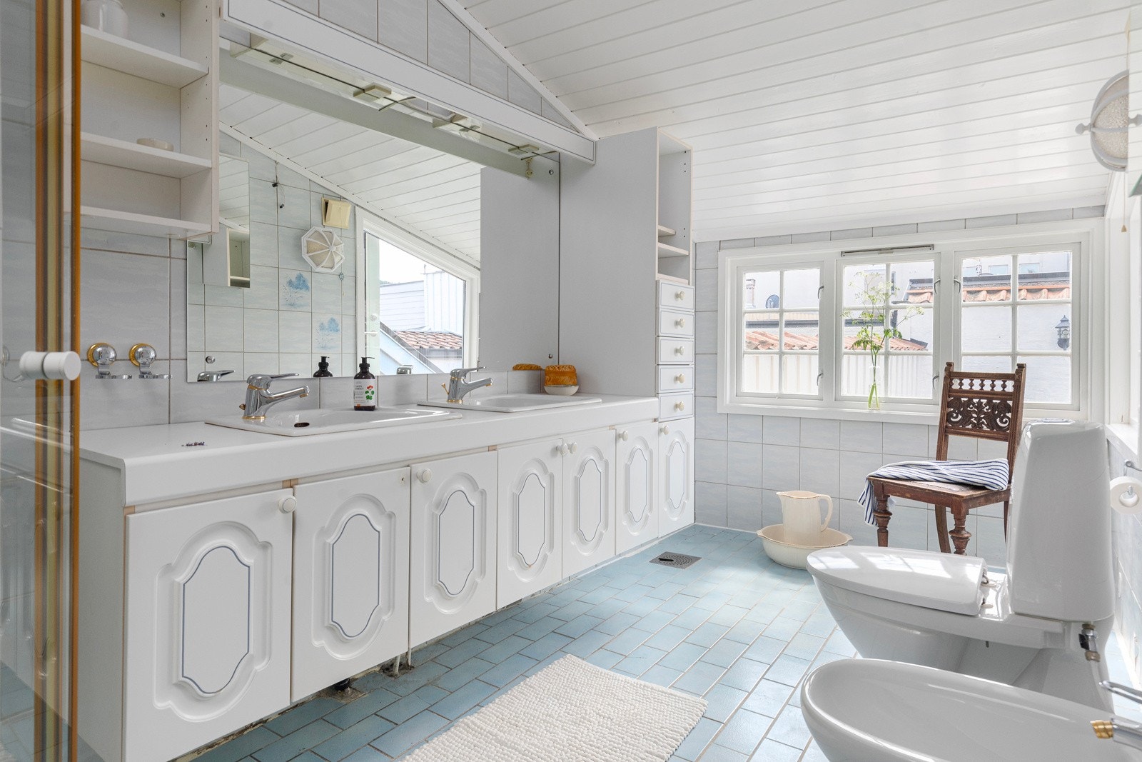 Bad i loftsetasjen. Galleribilde