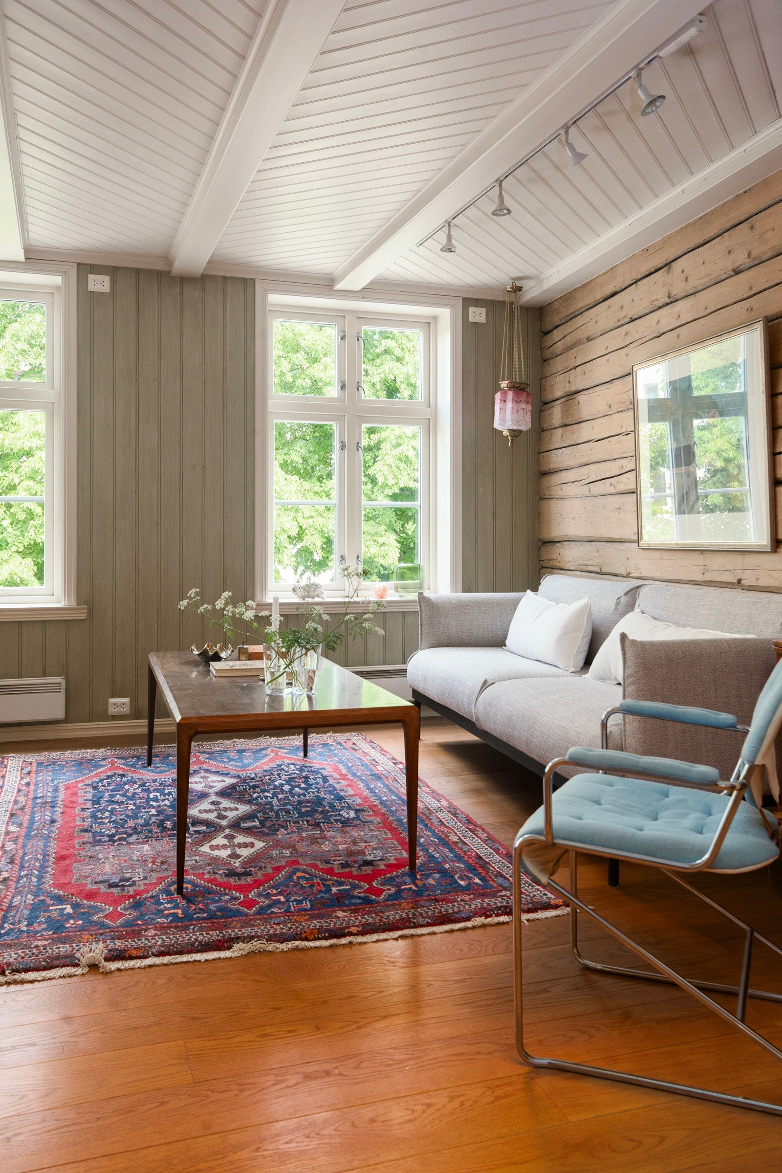 Som en rød tråd i boligen har man originale tømmerbjelker og dragere. Galleribilde