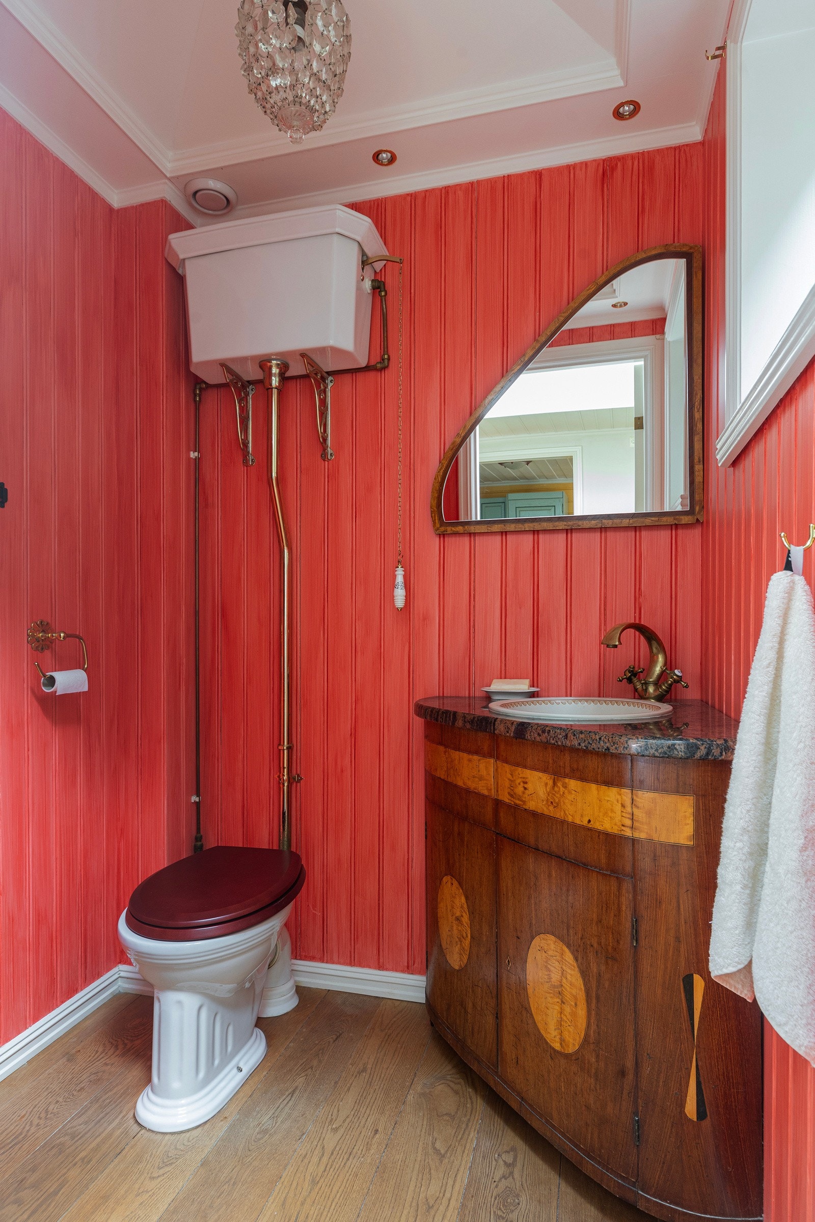 Toalettrom i hovedetasjen (2. etasje). Galleribilde