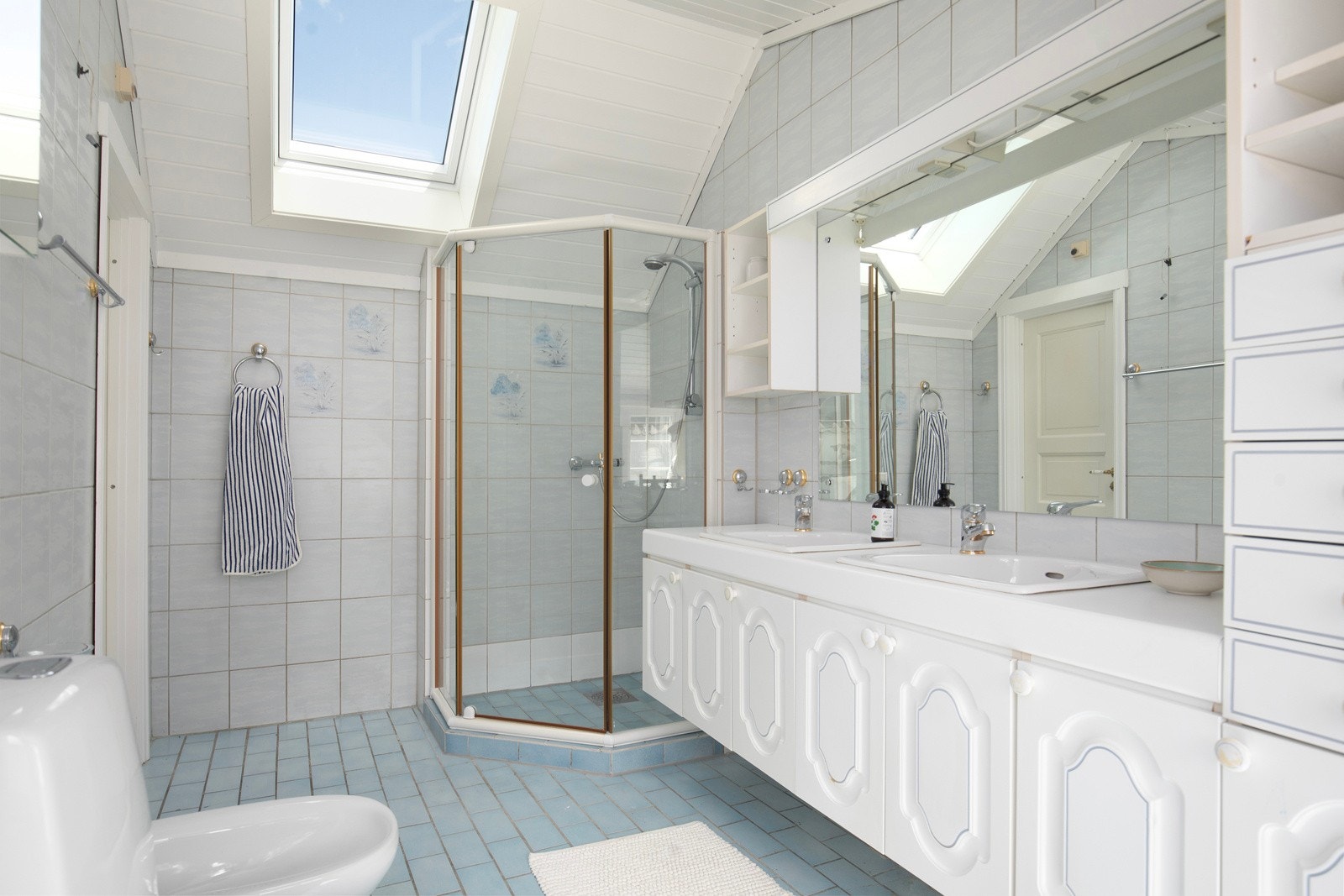 Bad i loftsetasjen. Galleribilde