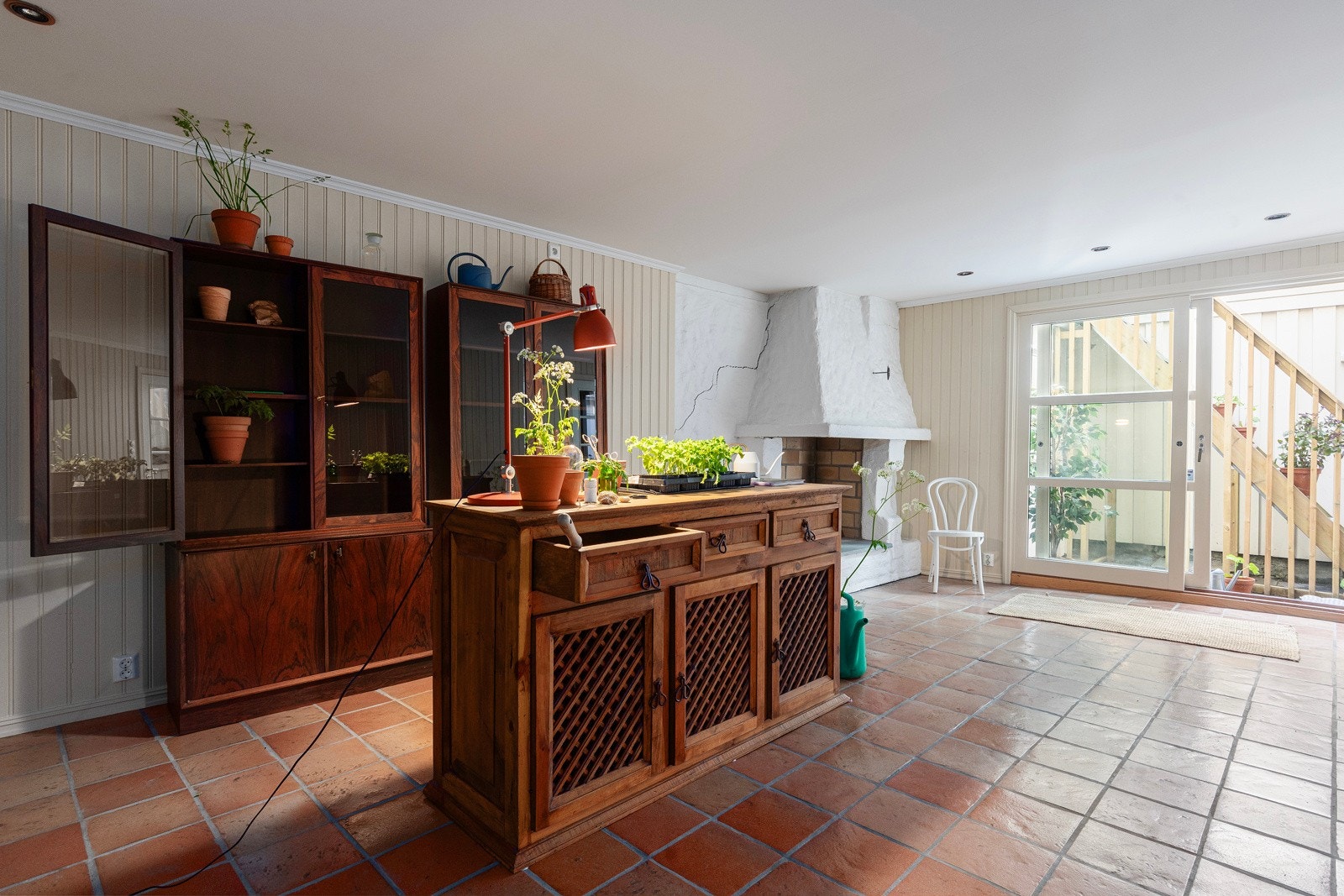 Allrom/ stue i 1. etasje. Her har man utgang til portrommet. Galleribilde