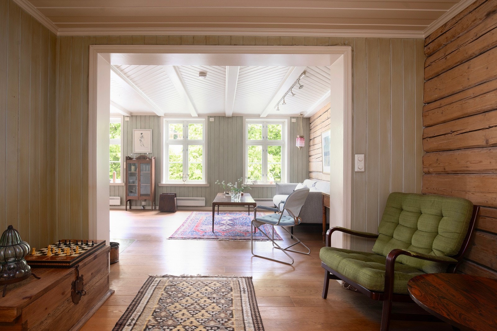 Bibliotek/ tv-stue avdelt fra spisestuen. Galleribilde