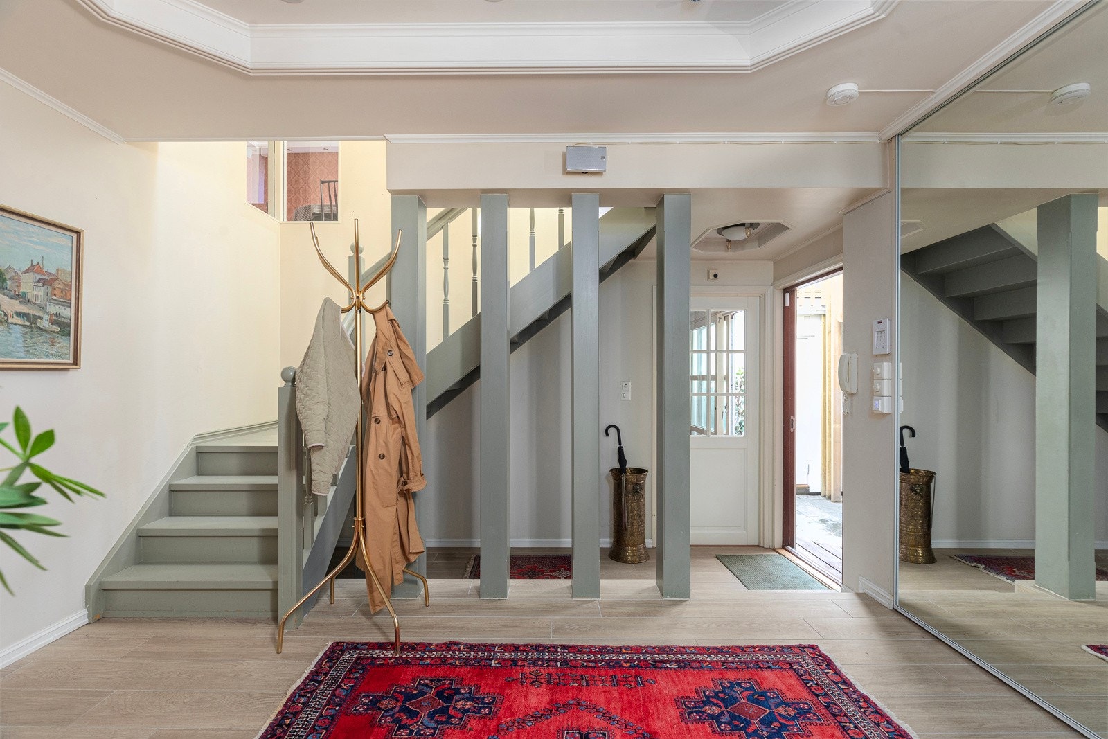 Trappeløp mellom 1 og 2. etasje. Galleribilde