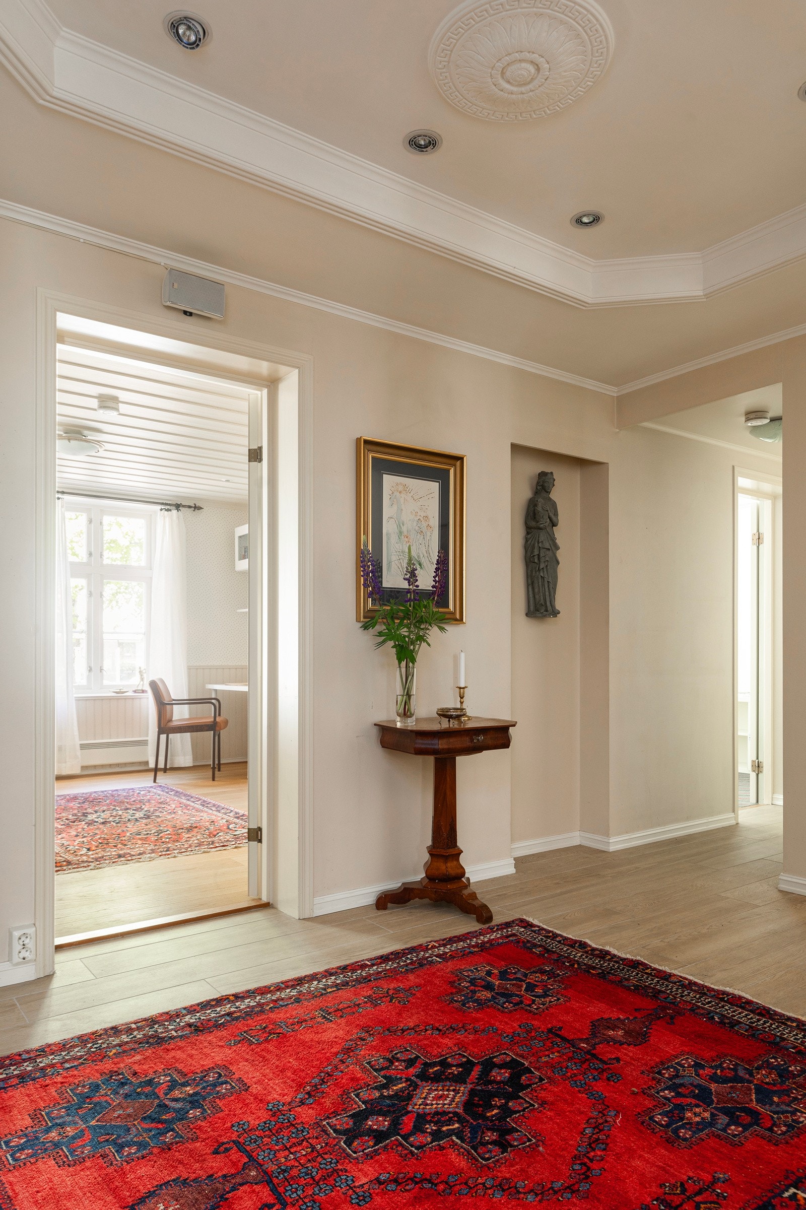 Gangareal ved inngangsparti. Galleribilde