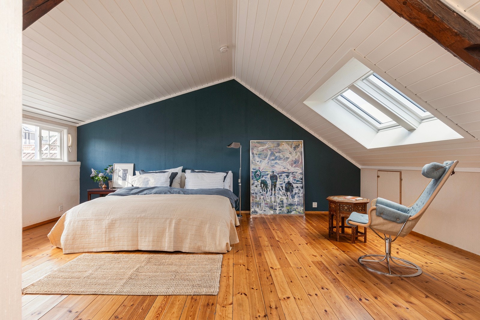 Soverom i loftsetasjen. Takvinduene er byttet i 2023. Galleribilde
