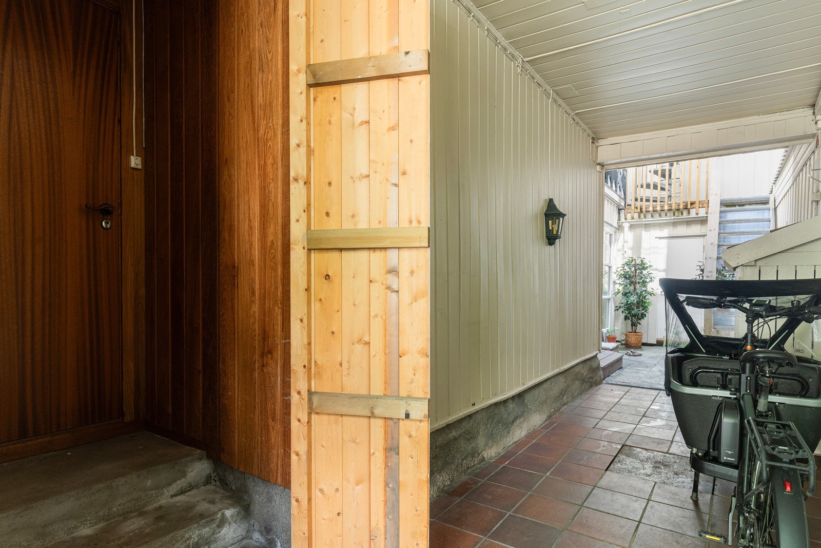 Dør er kledd igjen, her har man potensial for egen inngang til en hybeldel. Galleribilde