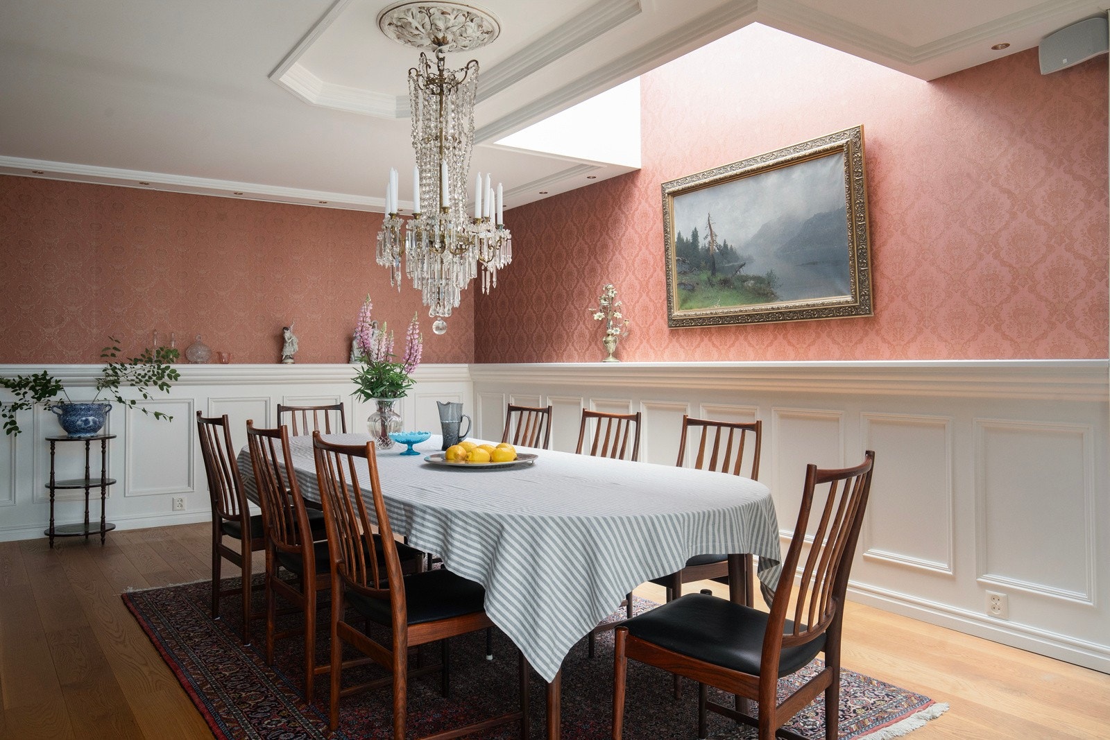 Spisestuen har flott brystningspanel, stukkatur og overlys. Galleribilde