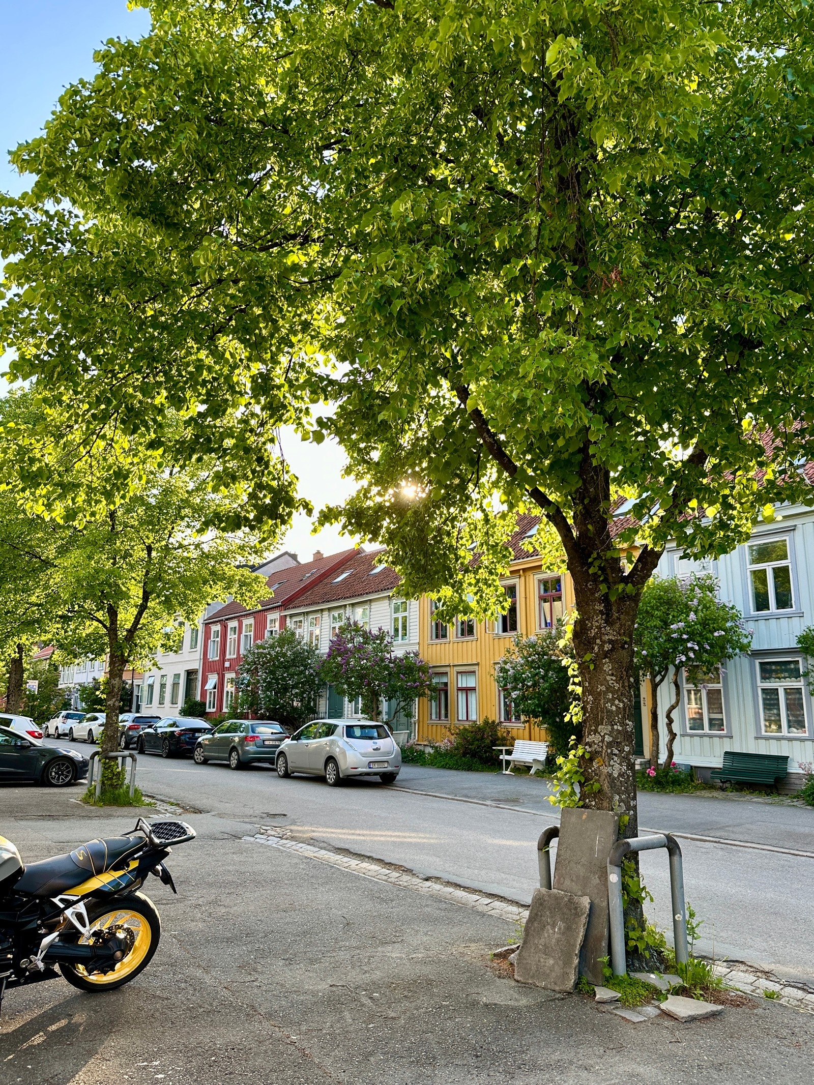 Det er soneparkering rett utenfor gården. Få minutters gange fra huset ligger Sandgata 28 parkeringshus. Dette er et moderne parkeringshus hvor man kan leie egen parkeringsplass (langtidsleie). Galleribilde