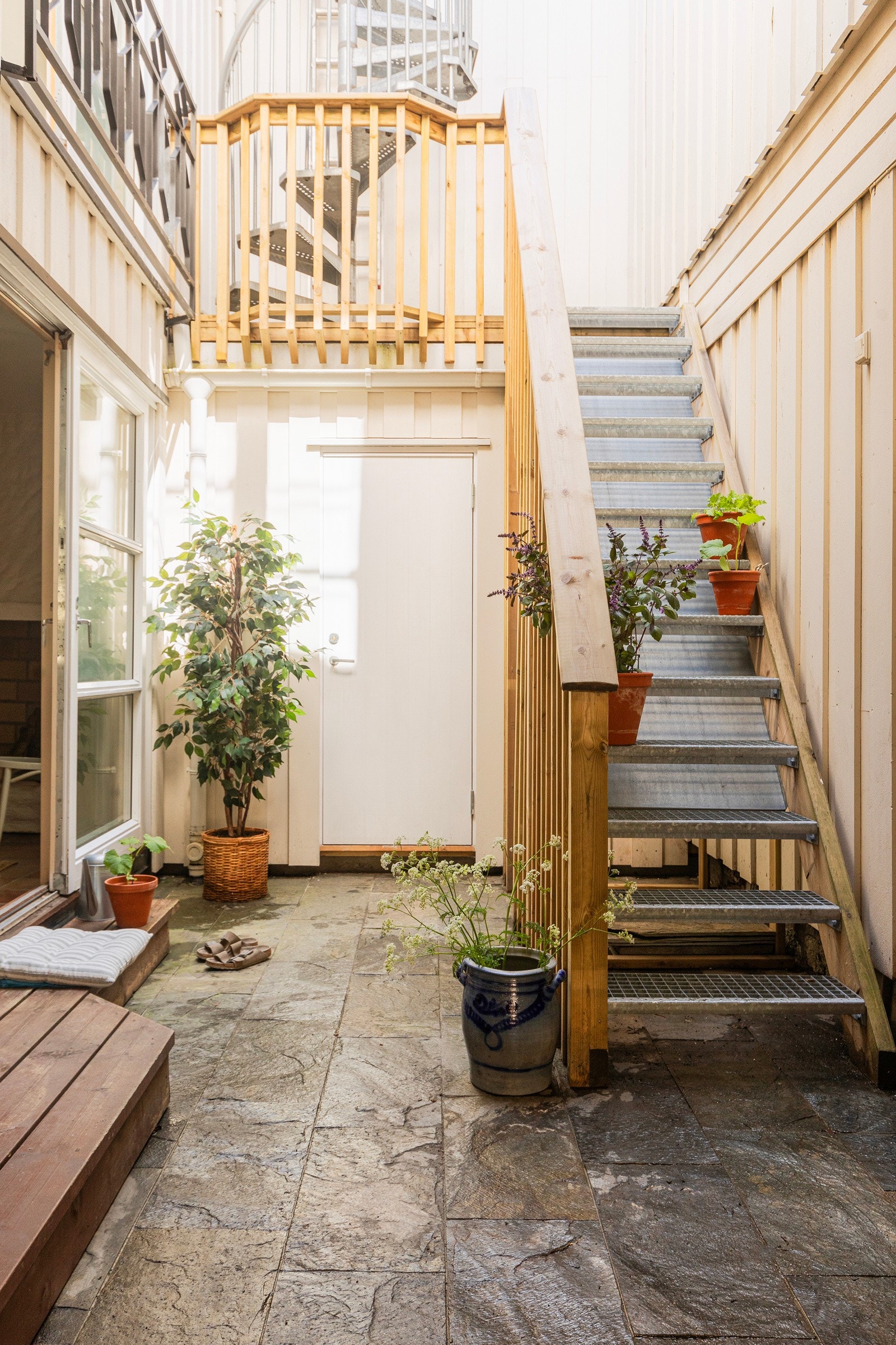 Fra gaten kommer man inn i lukket portrom med flislagt gulv. Branntrappen går direkte opp til takterrassen. Galleribilde