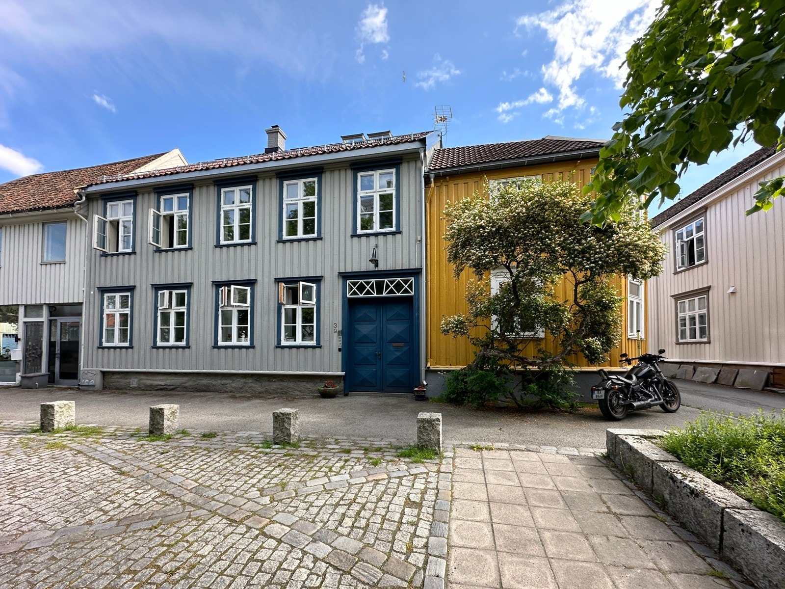 Hel bygård med egen privat takterrasse. Her har man sol hele dagen. I 1 etasje kan man med enkle grep etablere en hybeldel. Galleribilde