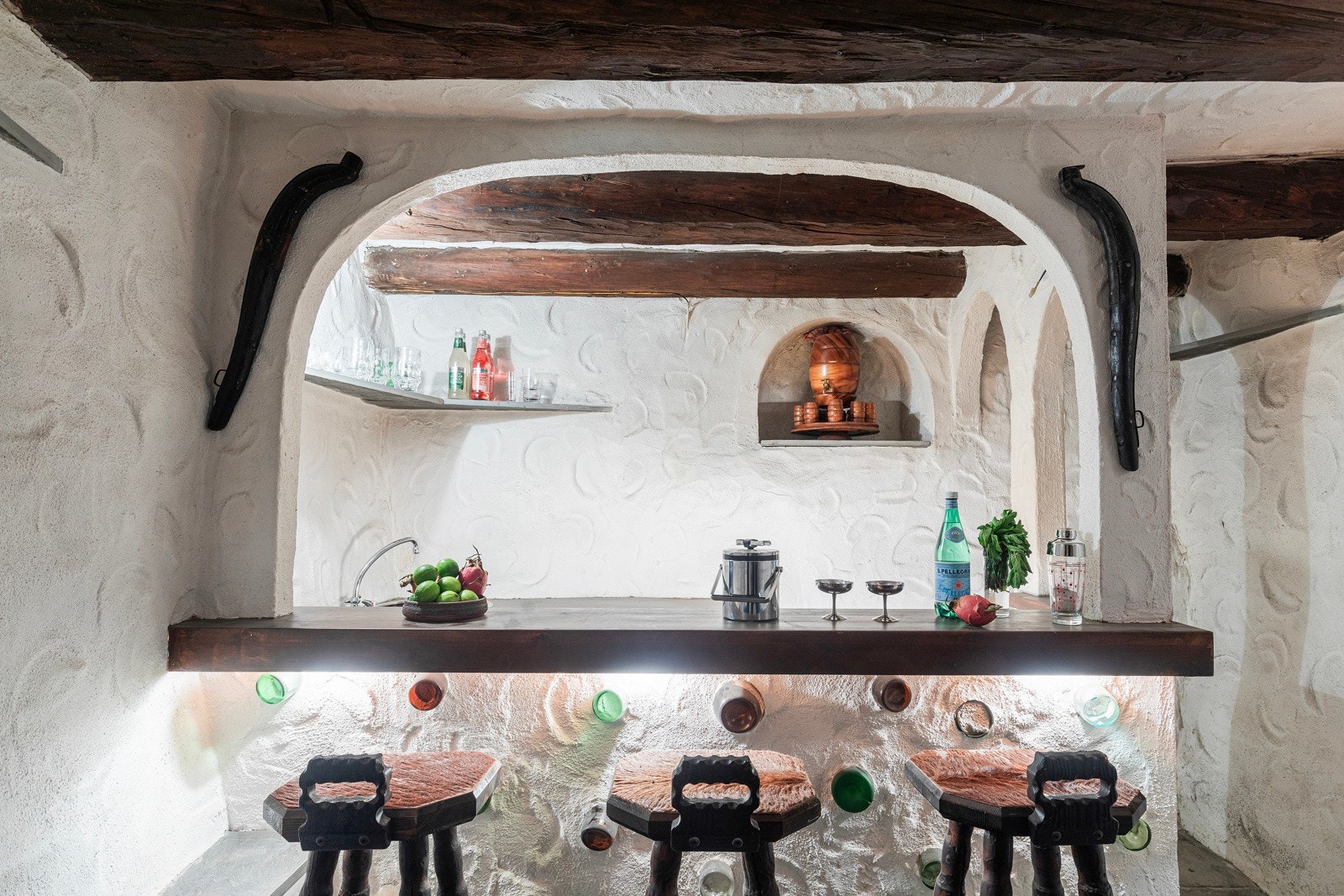 Eiendommen har hvelvkjeller som er innredet til en bar. Galleribilde