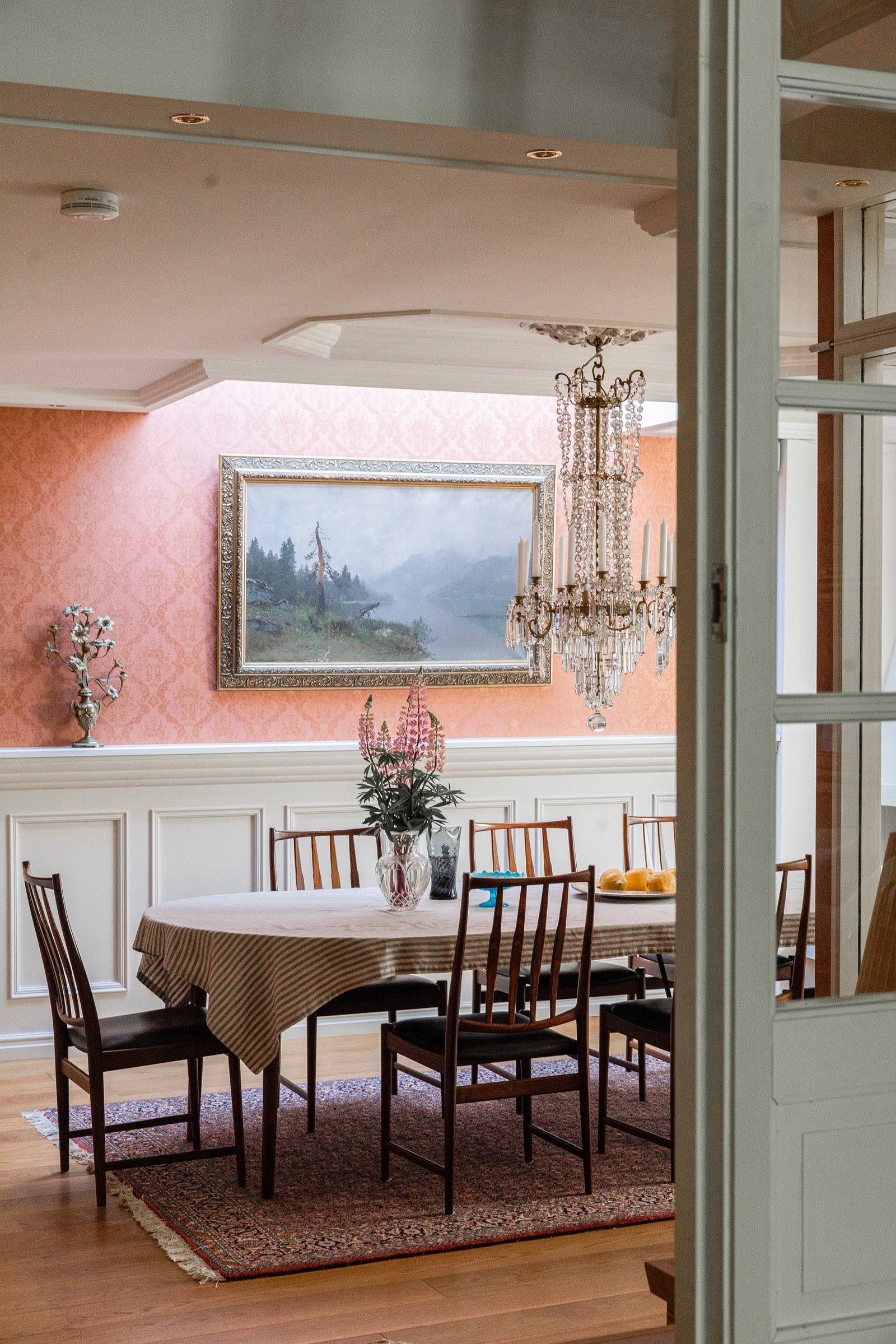 Stue, spisestue og kjøkken fremstår tiltalende i sin helhet. Galleribilde