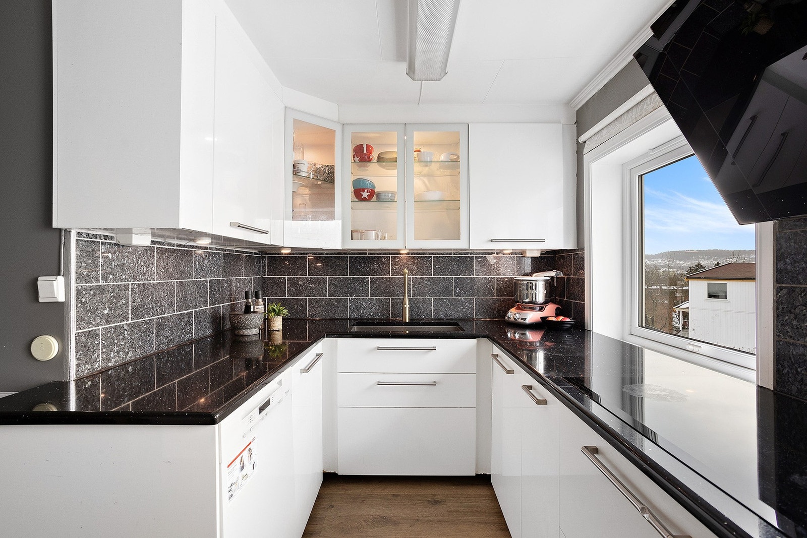 De store vinduene slipper inn godt med lys. Galleribilde