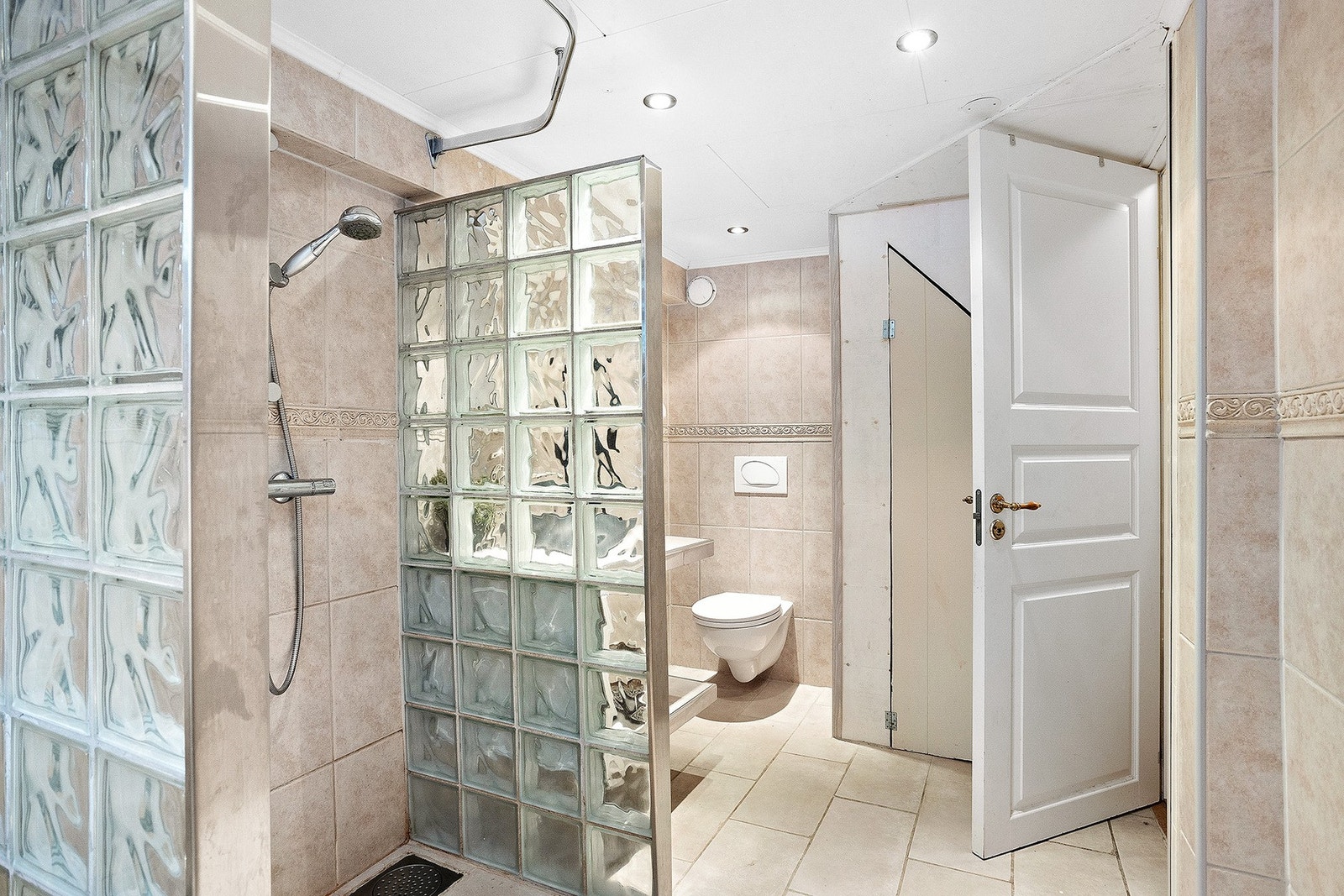 NB. Badet/vaskerommet er i originale byggetegninger oppført som kjellerbod og er søknadspliktig når det gjøres om fra tilleggsdel til hoveddel. Ny eier står for all risiko og kostnader knyttet til dette. Galleribilde