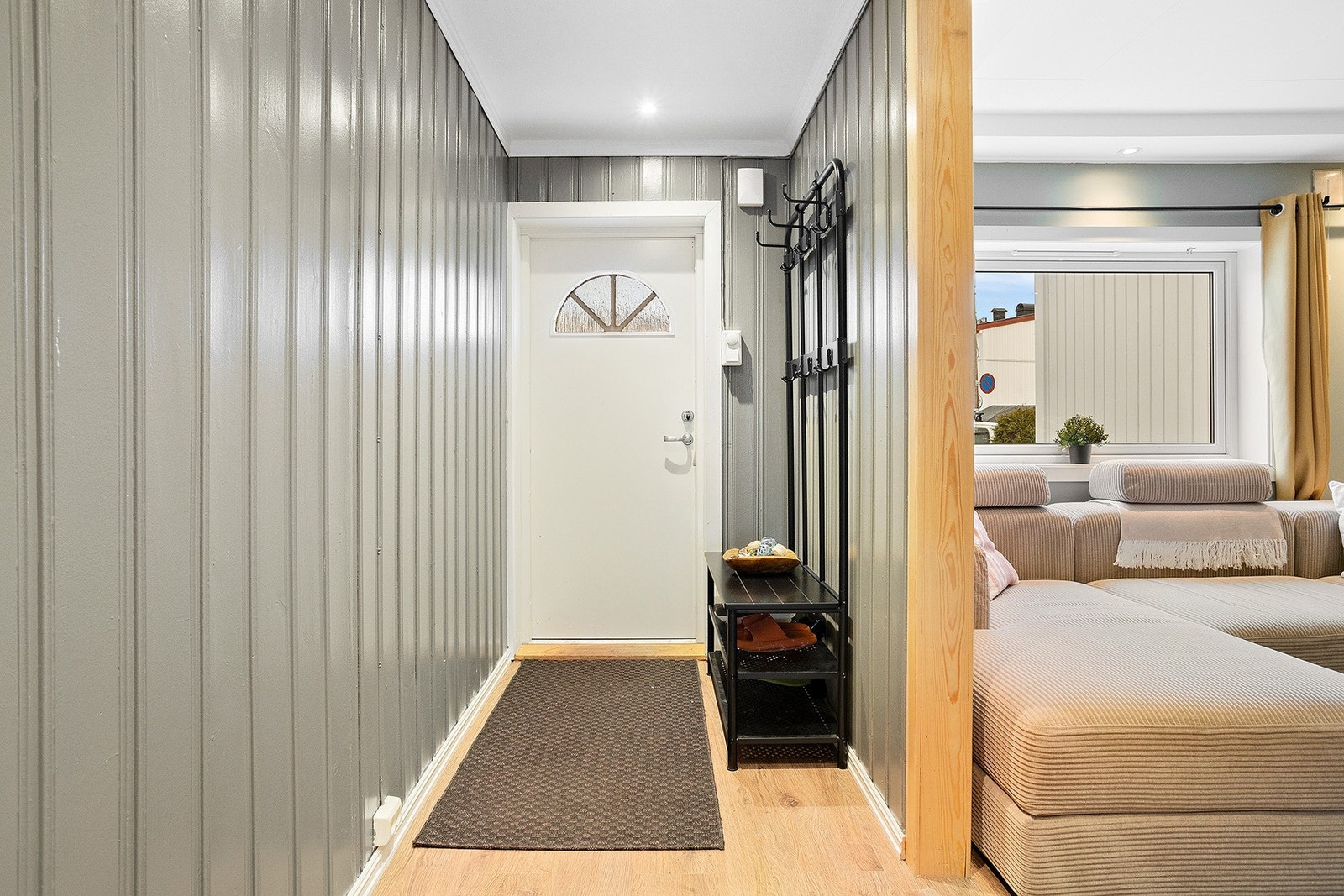 Entreen er både funksjonell og innbydende, med plass til skohylle og knagger som gjør hverdagen litt enklere. Galleribilde