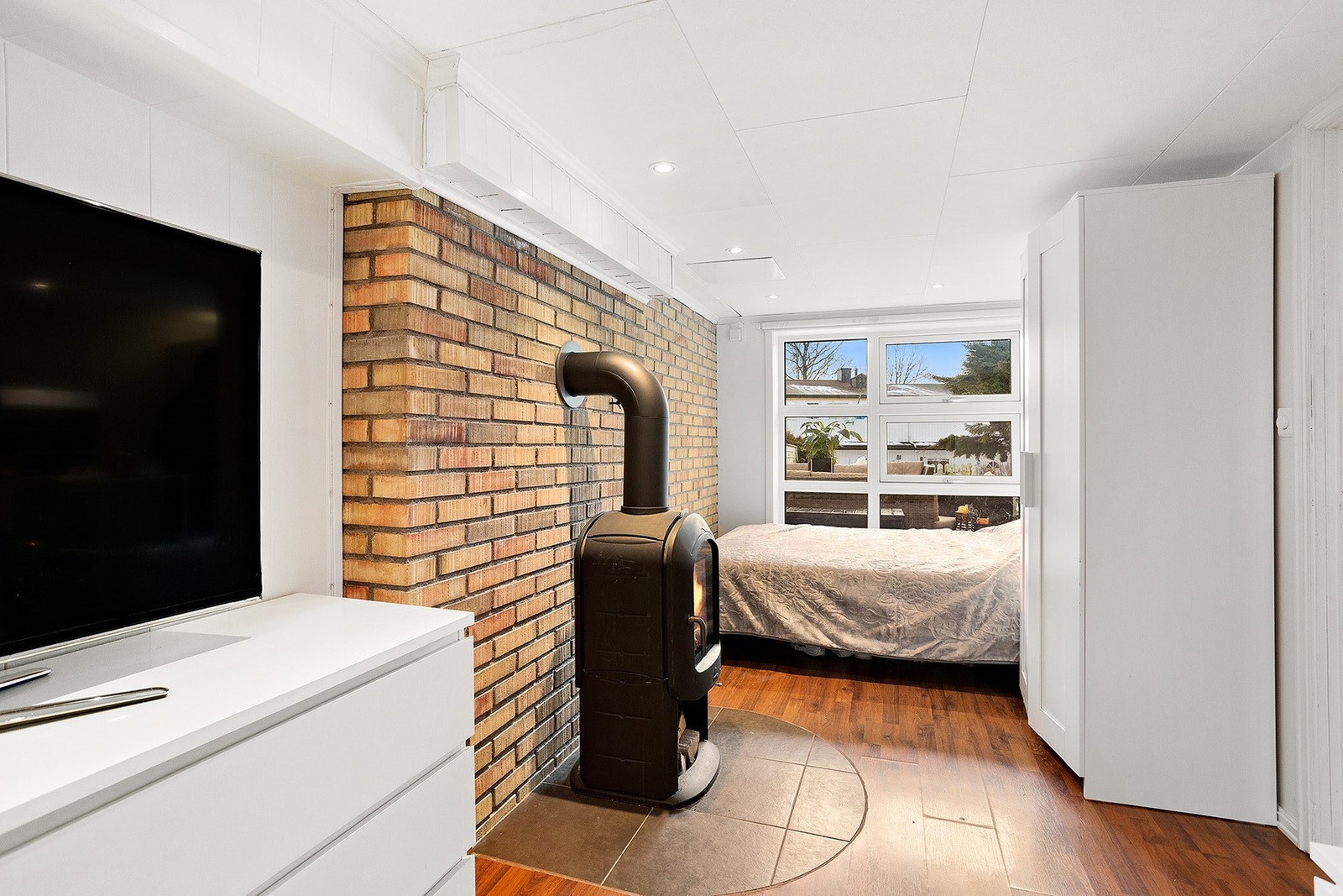 I dag er det soverom i underetasjen, godkjent som hobbyrom. Det gjøres oppmerksom på at det foreligger en tinglyst erklæring/avtale for eiendommen, som presiserer at hobbyrom kun er godkjent for midlertidig opphold. Galleribilde