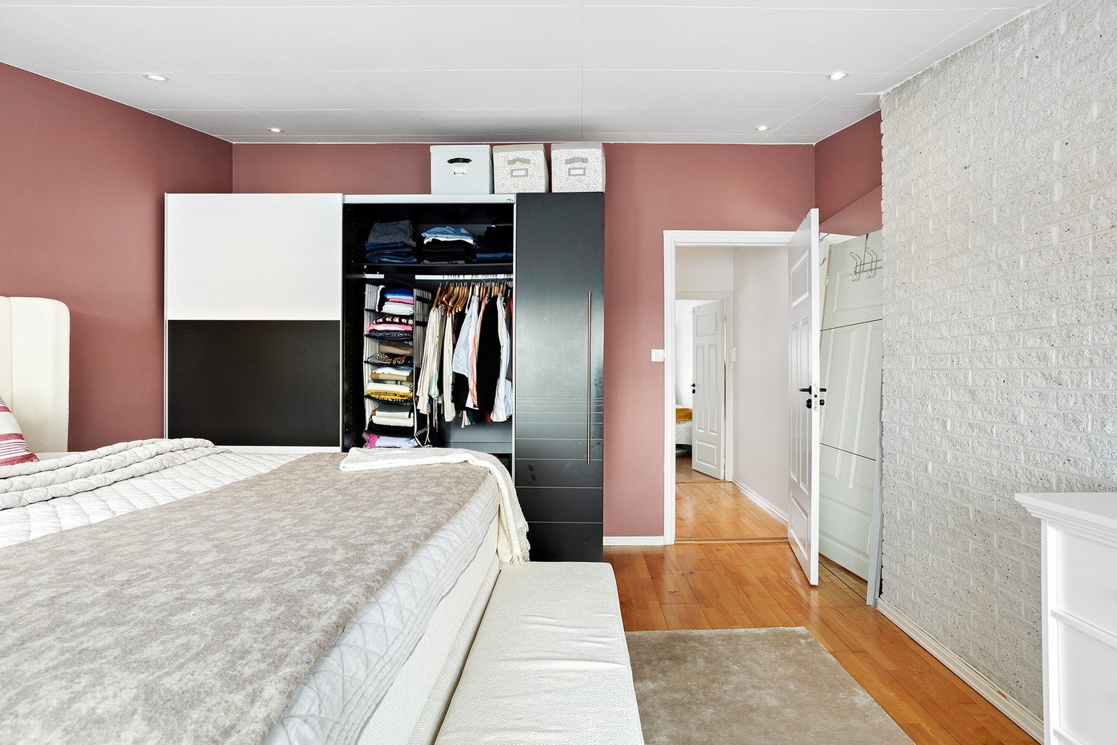 Dette er et rom som er romslig og byr på rikelig med plass til større møblement. Galleribilde