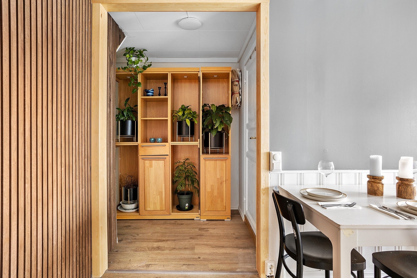 Videre er det en liten mellomgang og trapp ned til underetasjen til venstre. Galleribilde