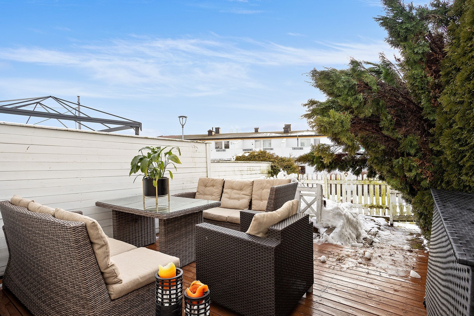 Fra underetasjen er det utgang til en sydvendt terrasse på 30 kvm. Galleribilde