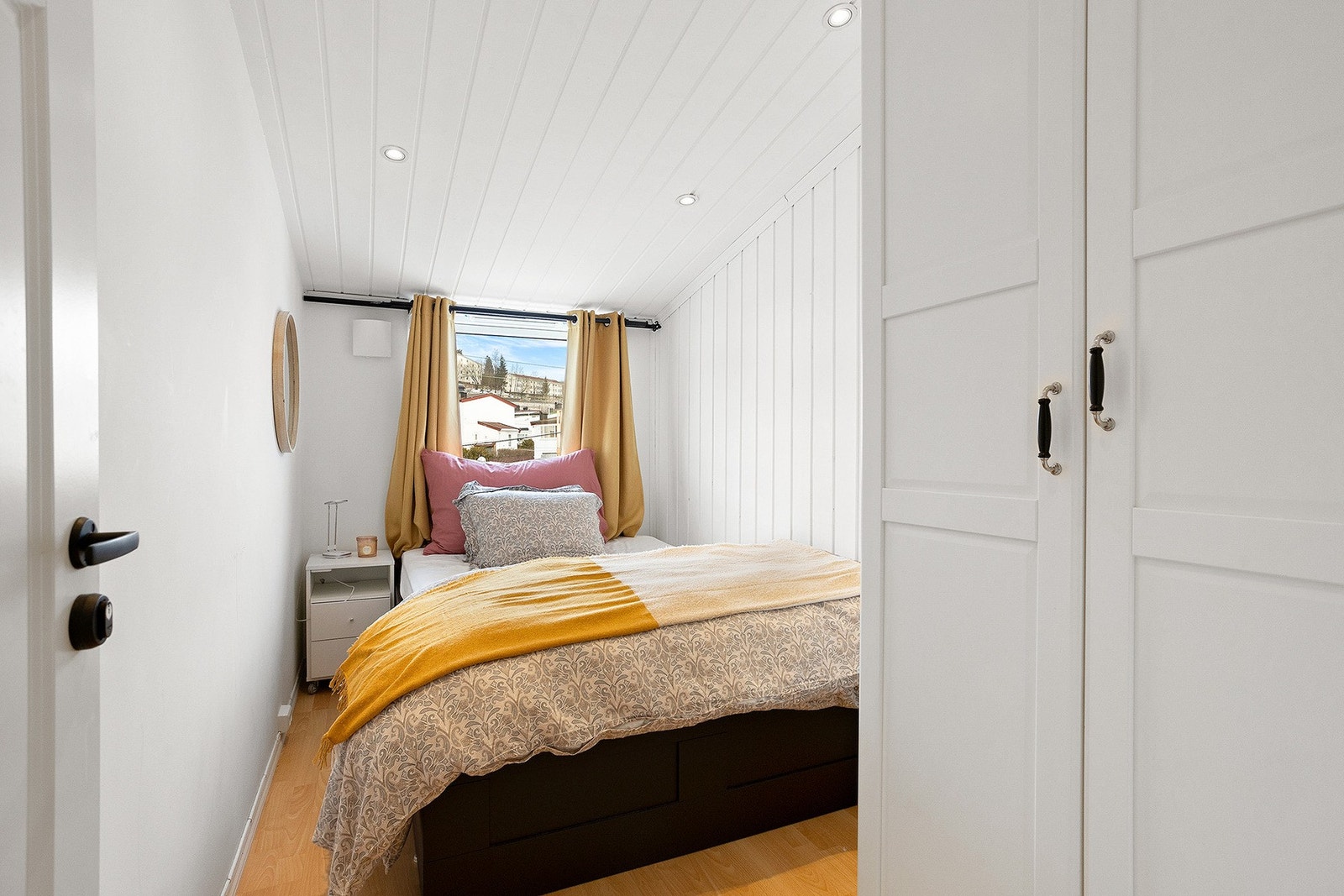 Videre er det to mindre rom i etasjen som er perfekte som barnerom, gjesterom eller hjemmekontor, alt etter behov. Galleribilde