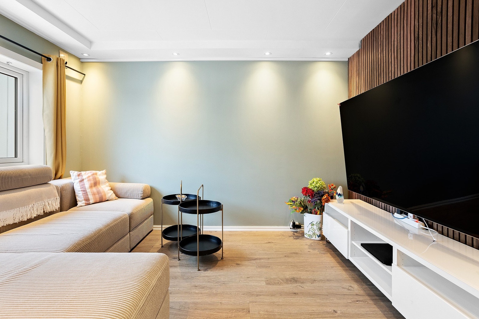 Stuen, som tidligere var et soverom, byr på en intim og sjarmerende atmosfære. Galleribilde