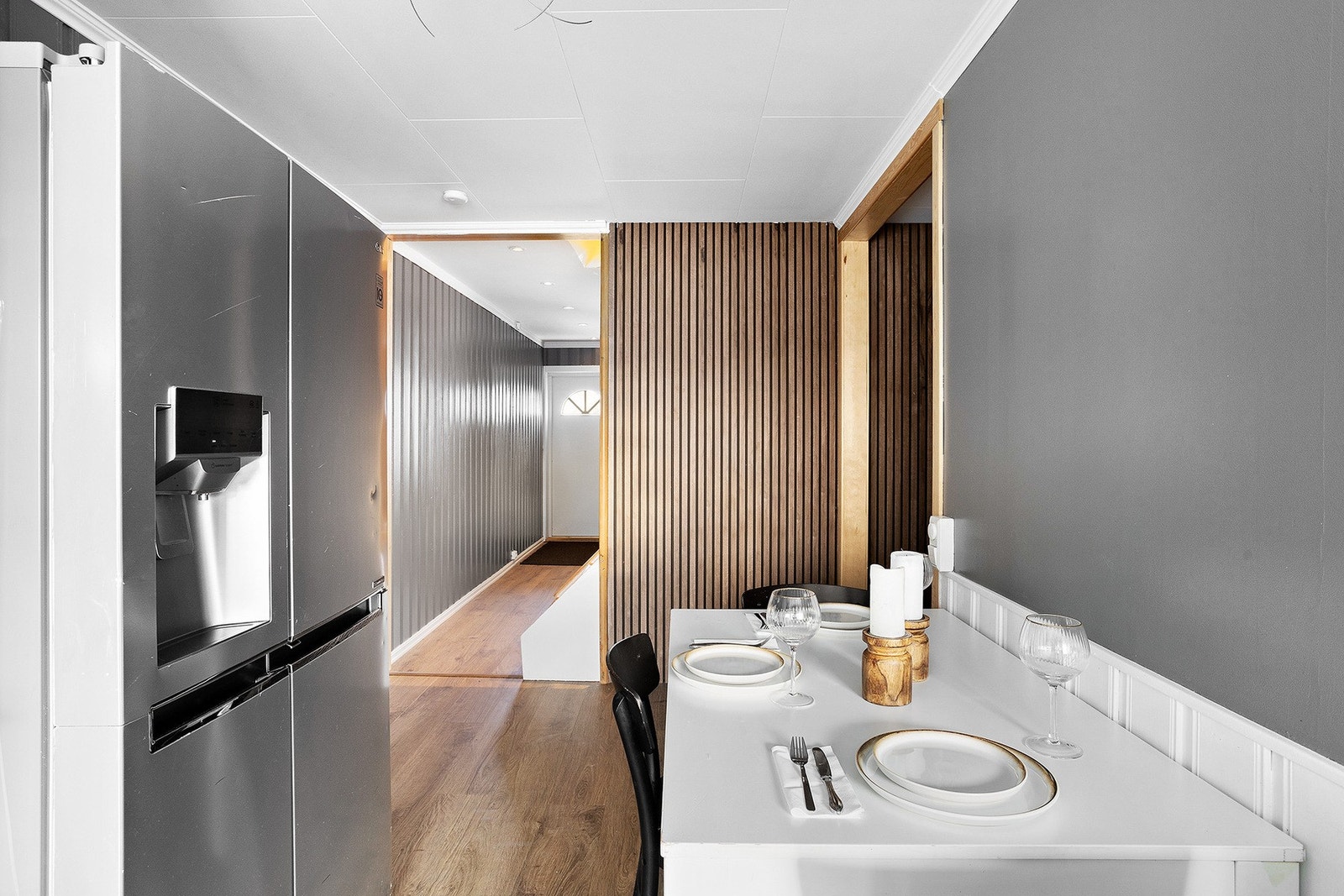 De gråmalte veggene og spileveggen gir rommet et eget sjarm. Galleribilde