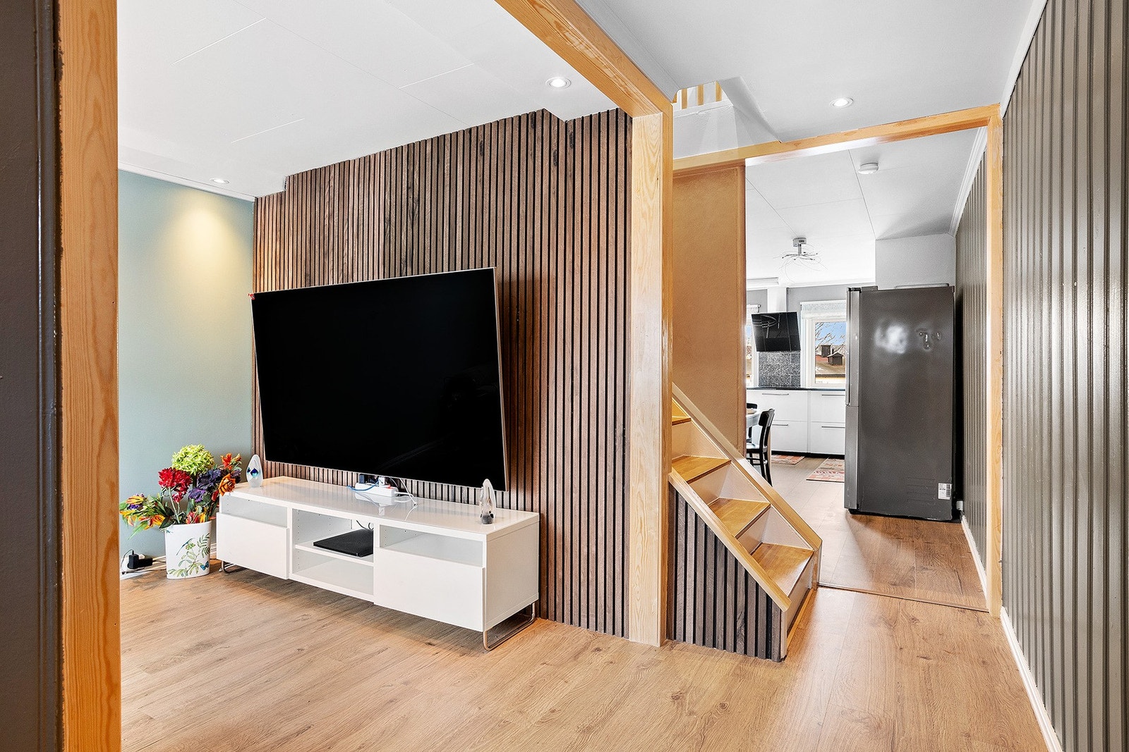 Etasjen ble overflatepusset opp for ca. 3 år siden og gir rommet et oppfriset uttrykk. Galleribilde