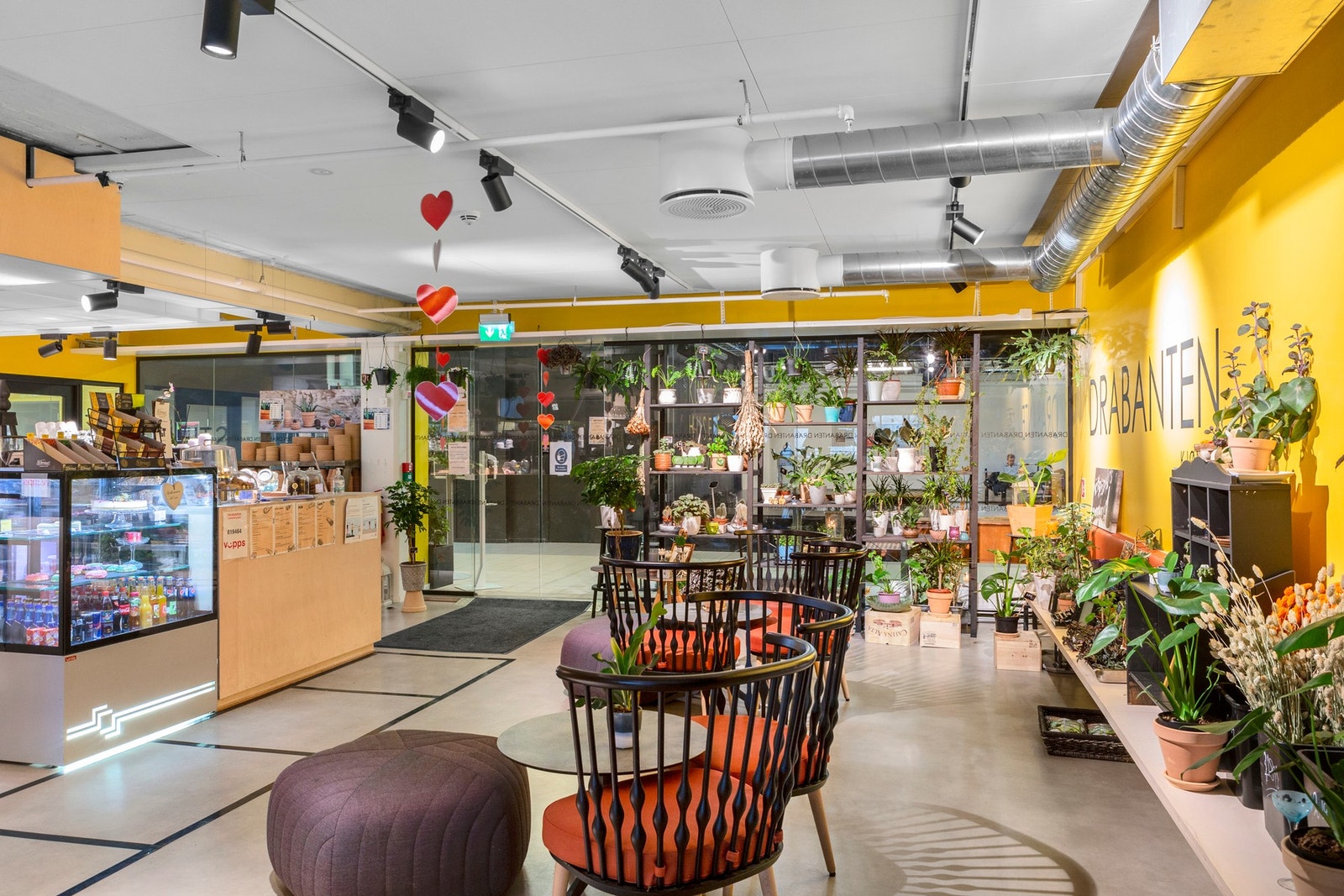 Her finner man hyggelige tilbud, slik som Drabanten kjøkken bar som serverer nydelige retter inspirert av et internasjonalt kjøkken. Galleribilde