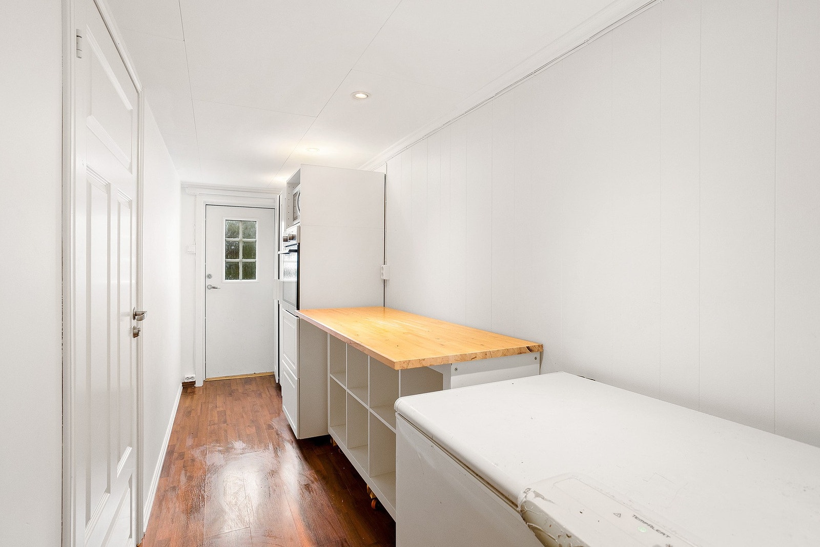 Det er egen utgang til terrassen fra underetasjen. Galleribilde