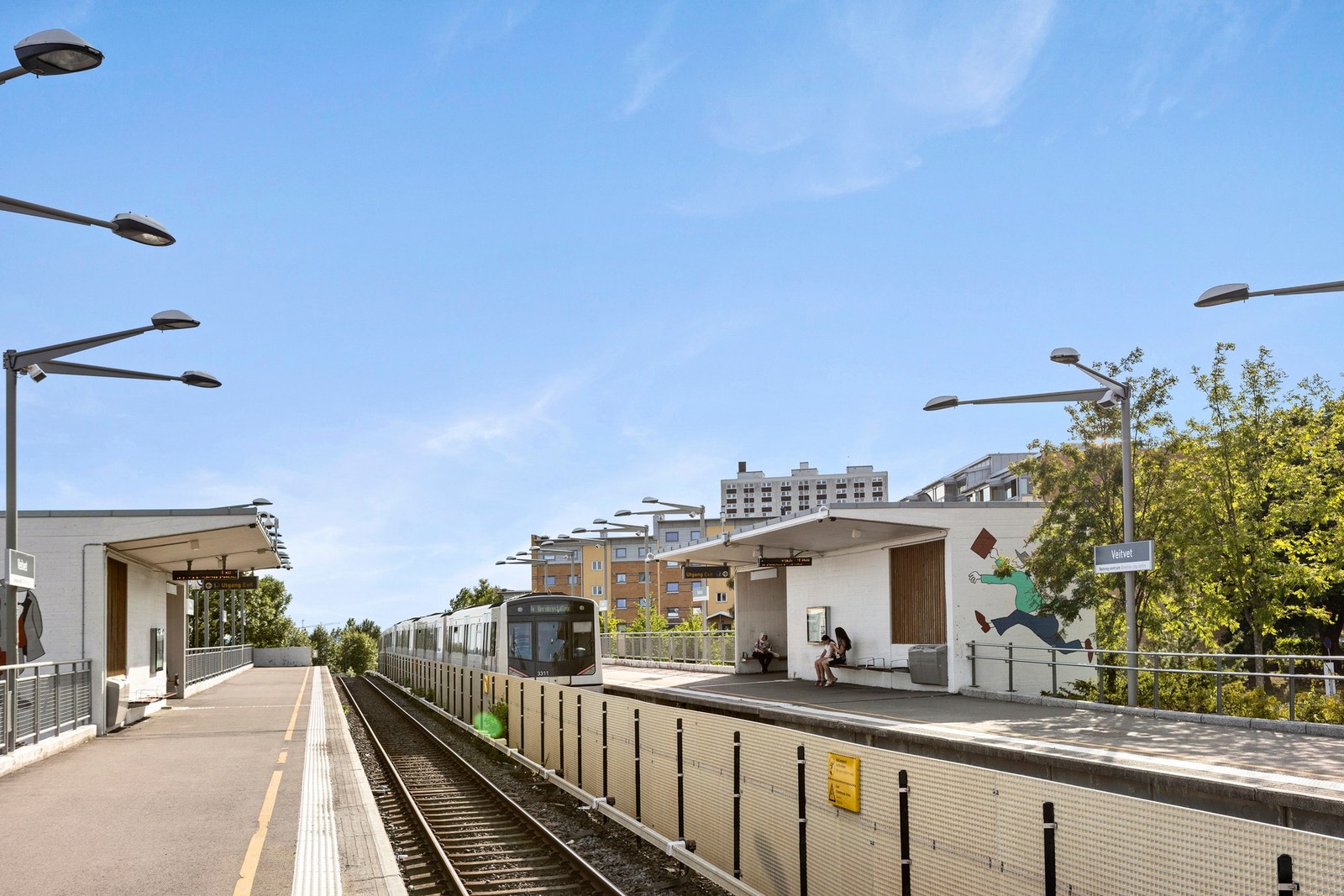 Fra Veitvet T-banestasjon kan en ta linje 4 og linje 5, kun 6 minutters gange fra boligen. Galleribilde