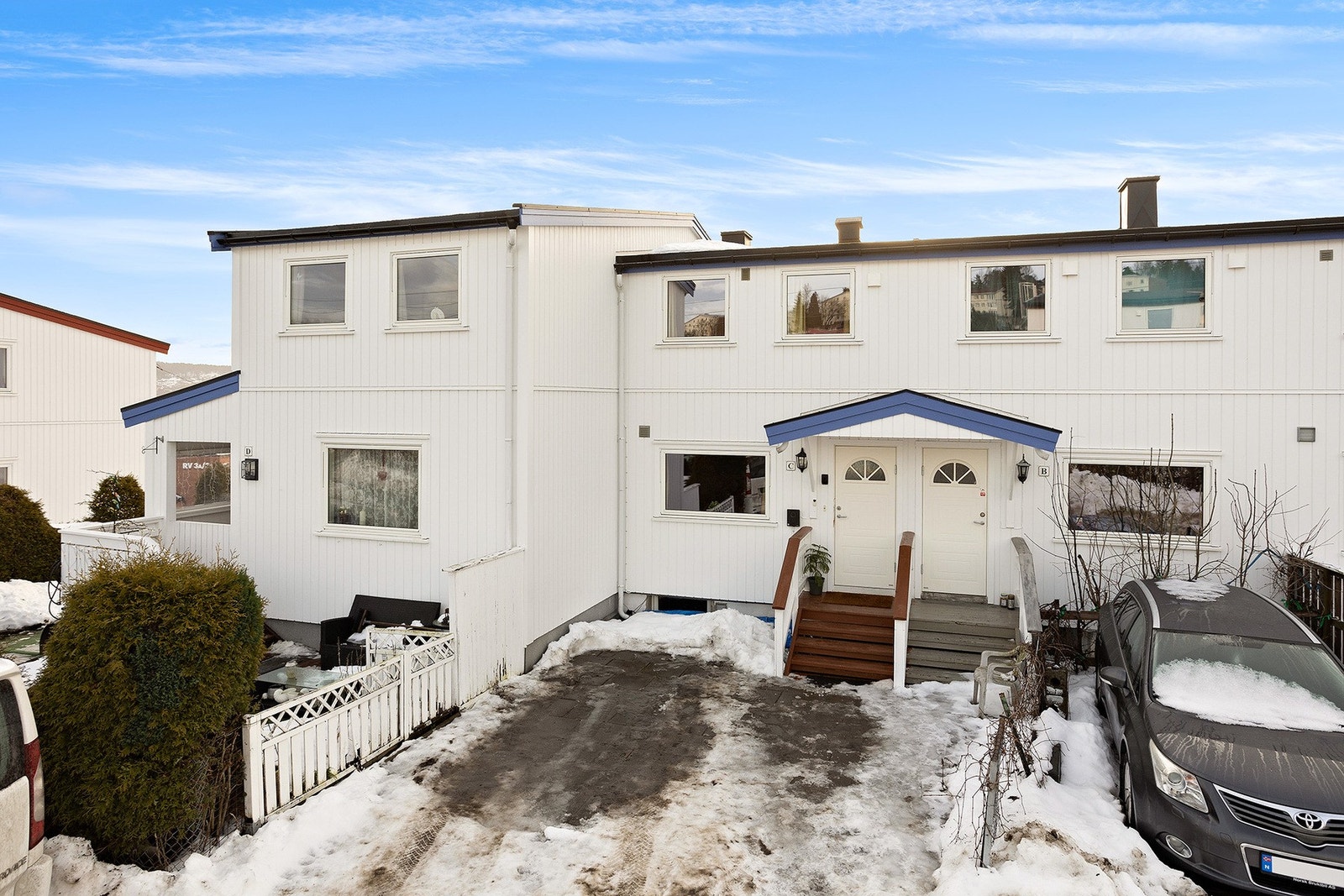 Inngang til venstre. Plan- og bygningsetaten innvilget parkering foran boligen i 2024 slik at det i dag er en biloppstillingsplass foran boligen med ladeboks. Galleribilde