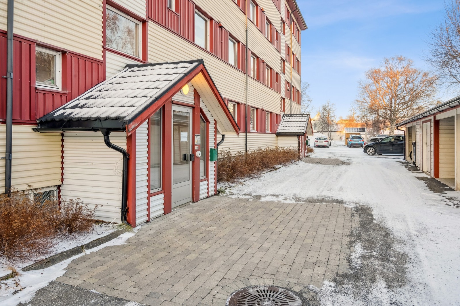 Boligbygget består av 20 leiligheter fordelt på 2 innganger, felles søppelskur og sykkelparkering. Galleribilde