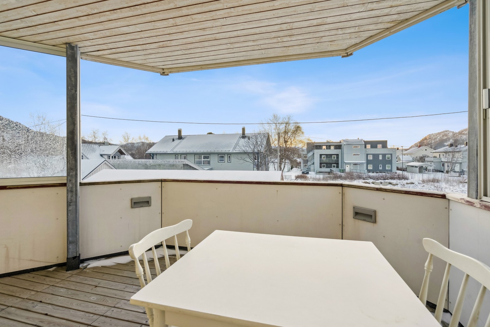 Balkongen er på ca. 11m² i sørvendt retning. Det gir deg sol fra morgenen og til sen ettermiddag sommerstid. Galleribilde
